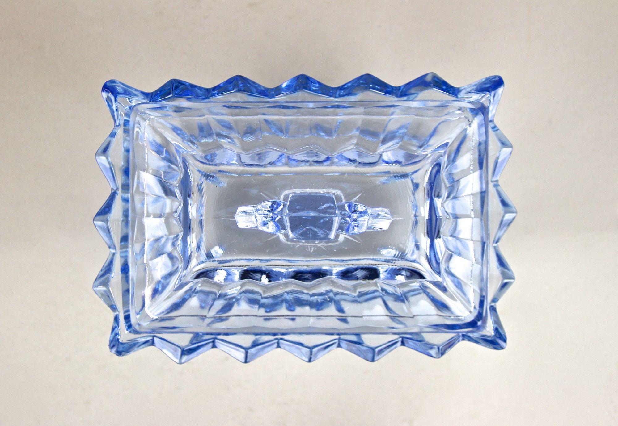 Caja de cristal Art Decó azul del siglo XX con tapa, Austria, hacia 1920 en venta 10