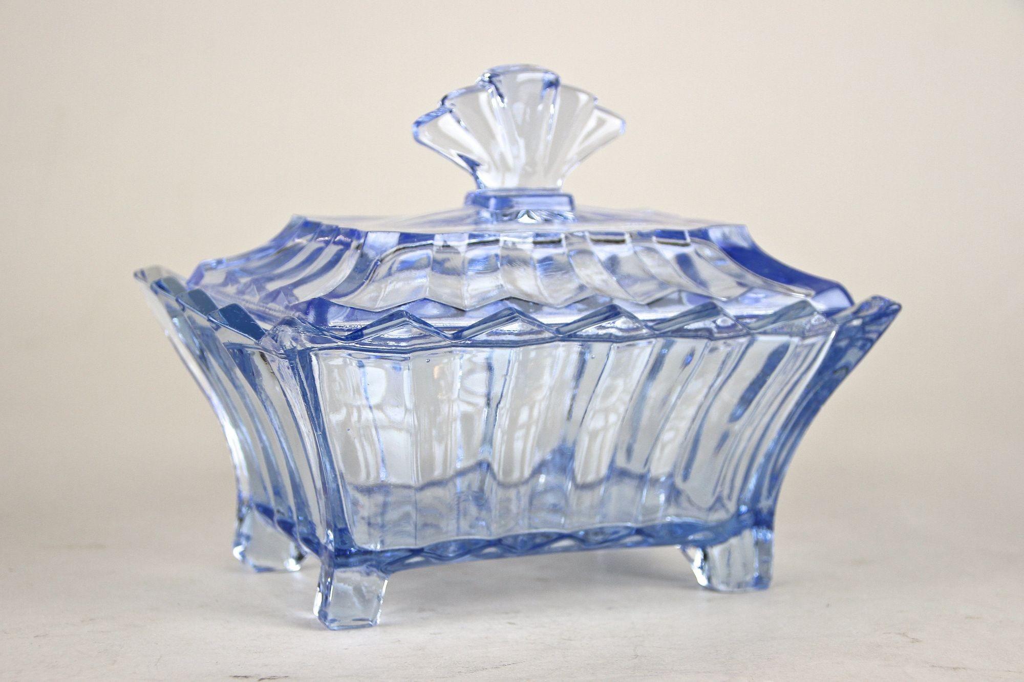 Caja de cristal Art Decó azul del siglo XX con tapa, Austria, hacia 1920 en venta 11