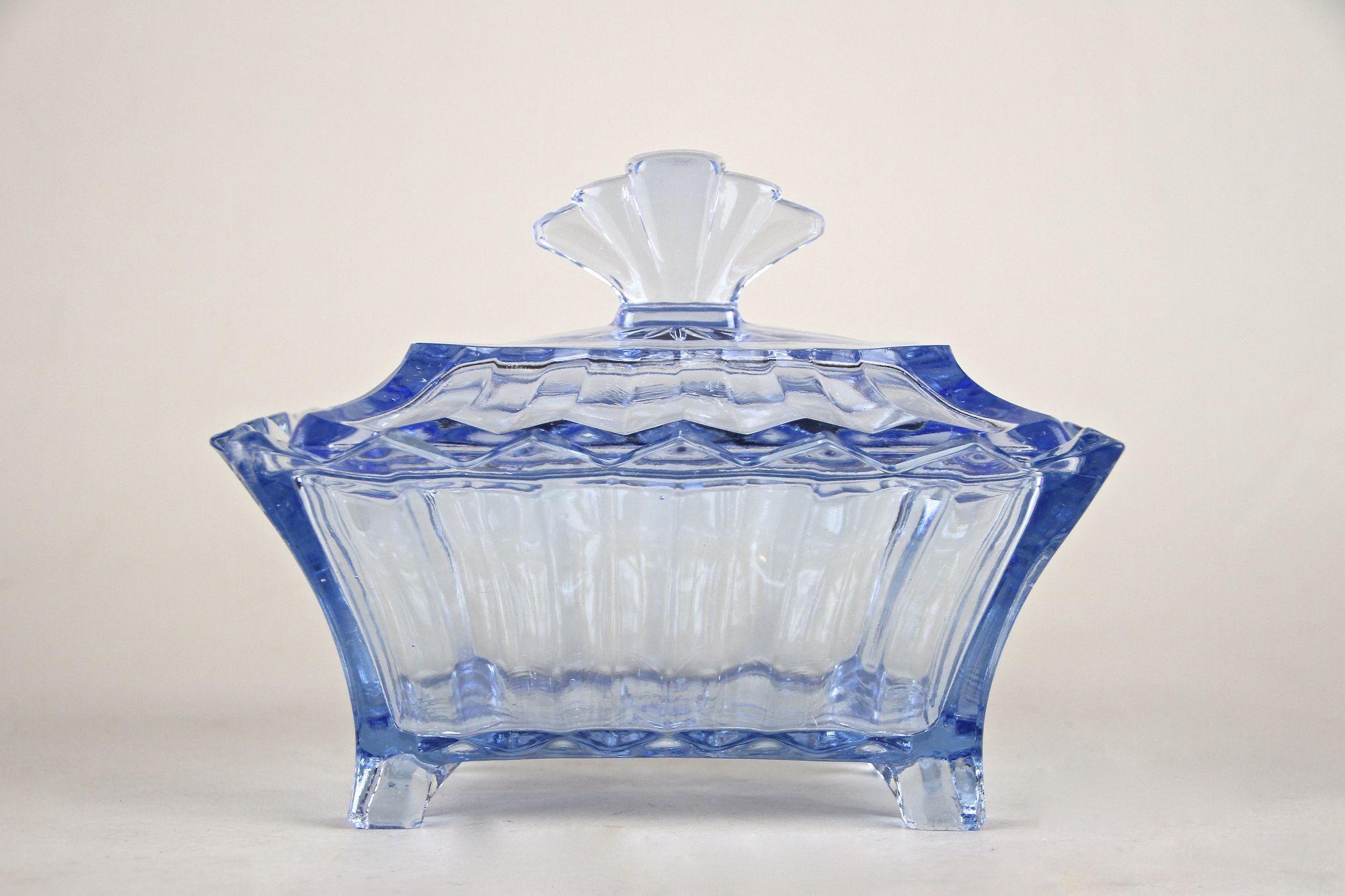 Caja de cristal azul con tapa, muy decorativa, del siglo XX, de la época Art Déco, en Austria, hacia 1920. Una preciosa caja de cristal prensado azul claro que impresiona por su diseño de aspecto absolutamente fantástico y que refleja el famoso