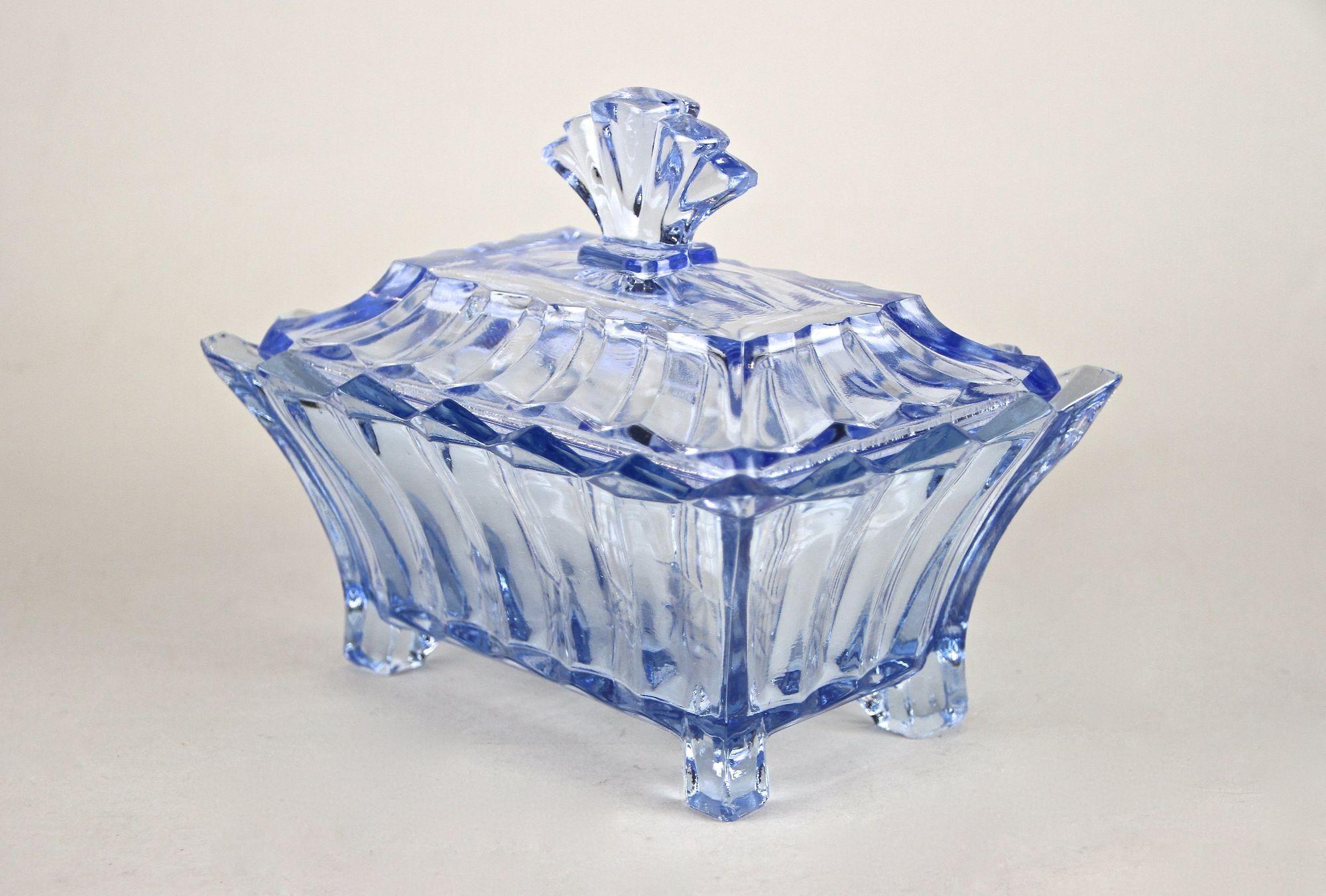 Caja de cristal Art Decó azul del siglo XX con tapa, Austria, hacia 1920 Austríaco en venta