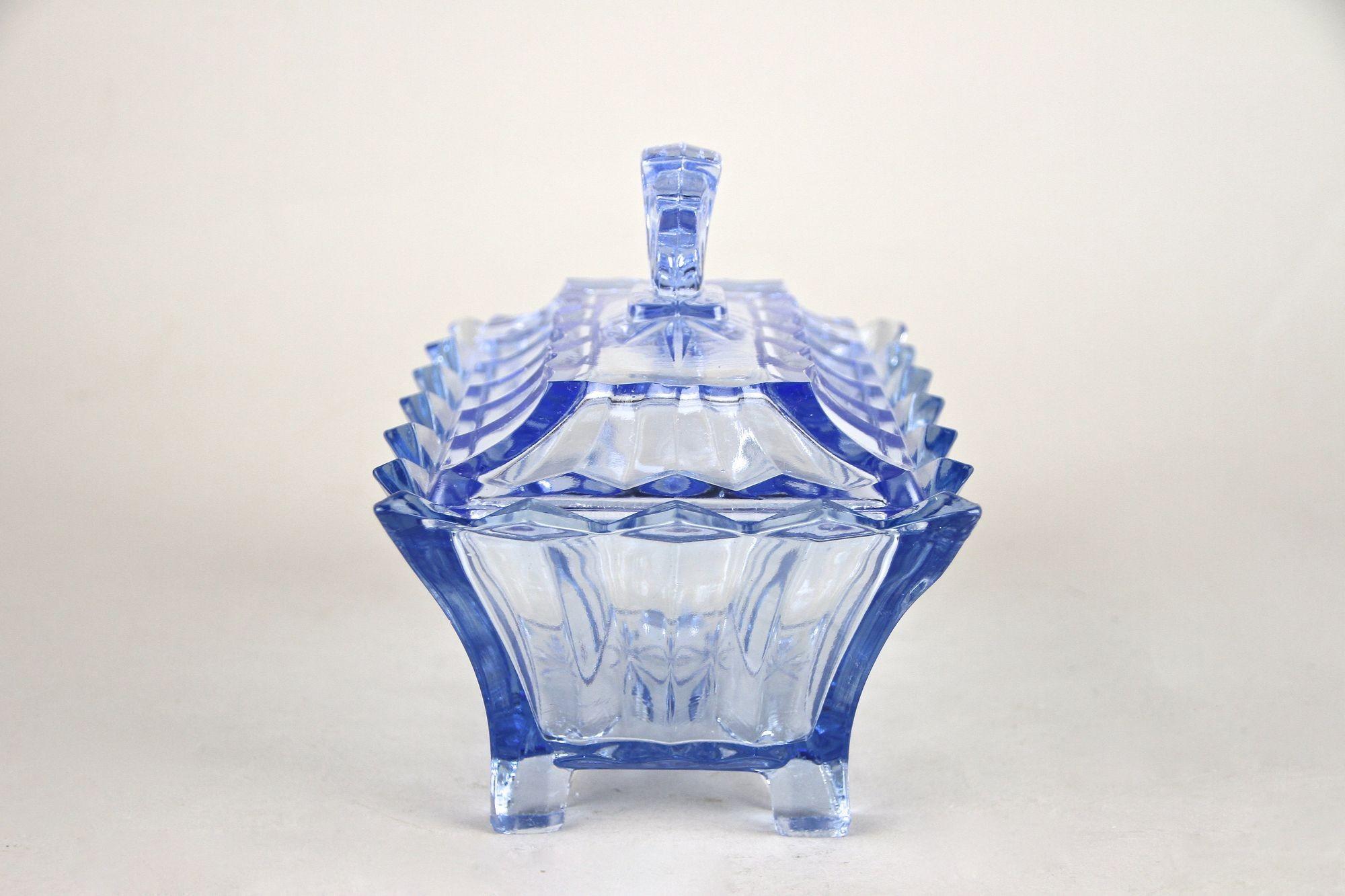 Caja de cristal Art Decó azul del siglo XX con tapa, Austria, hacia 1920 en Bueno estado para la venta en Lichtenberg, AT