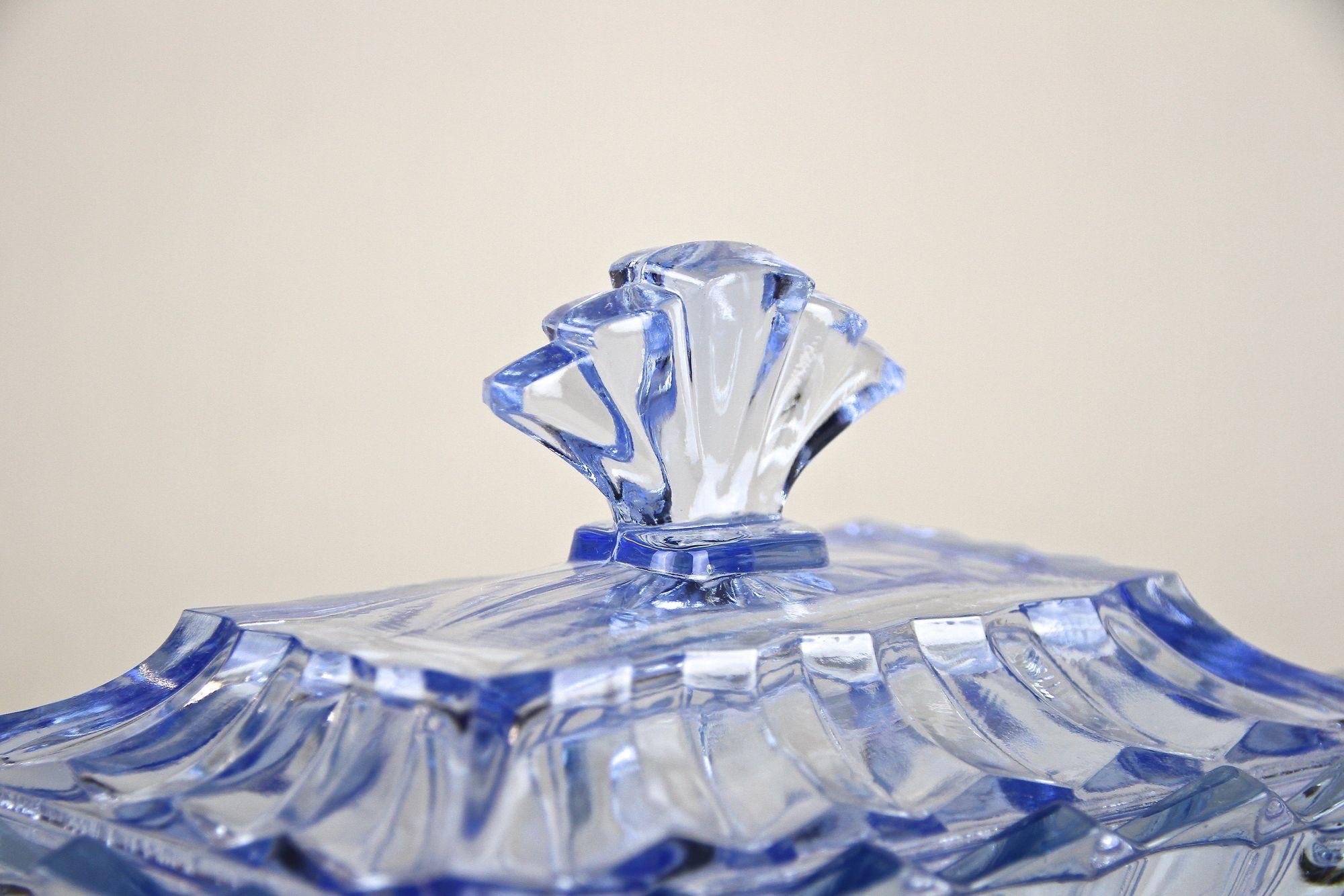 Caja de cristal Art Decó azul del siglo XX con tapa, Austria, hacia 1920 Vidrio en venta