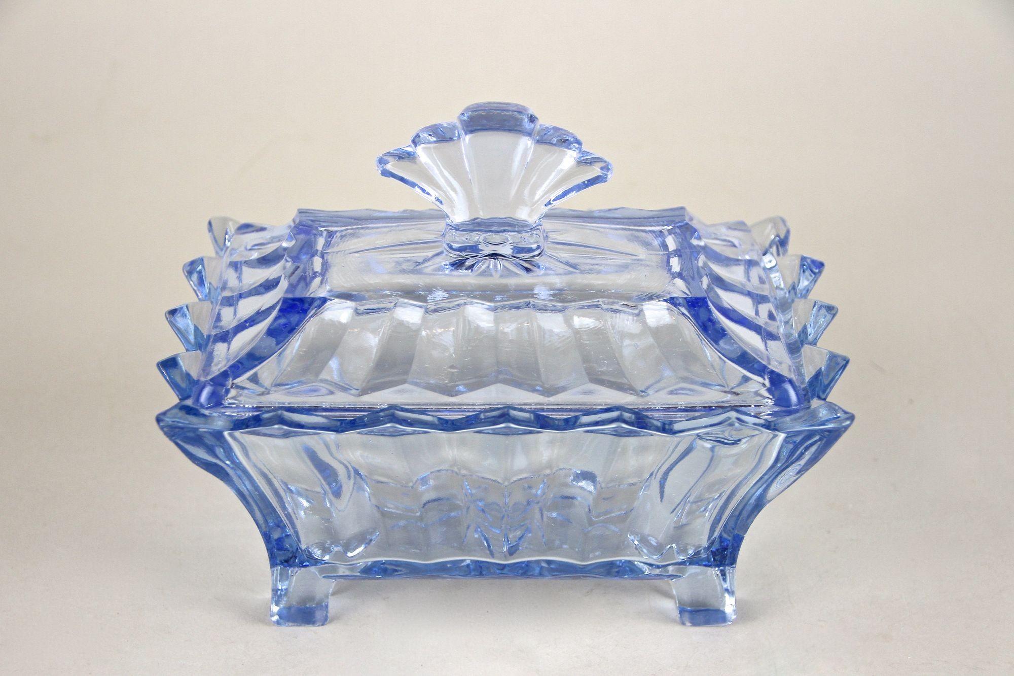 Caja de cristal Art Decó azul del siglo XX con tapa, Austria, hacia 1920 en venta 1