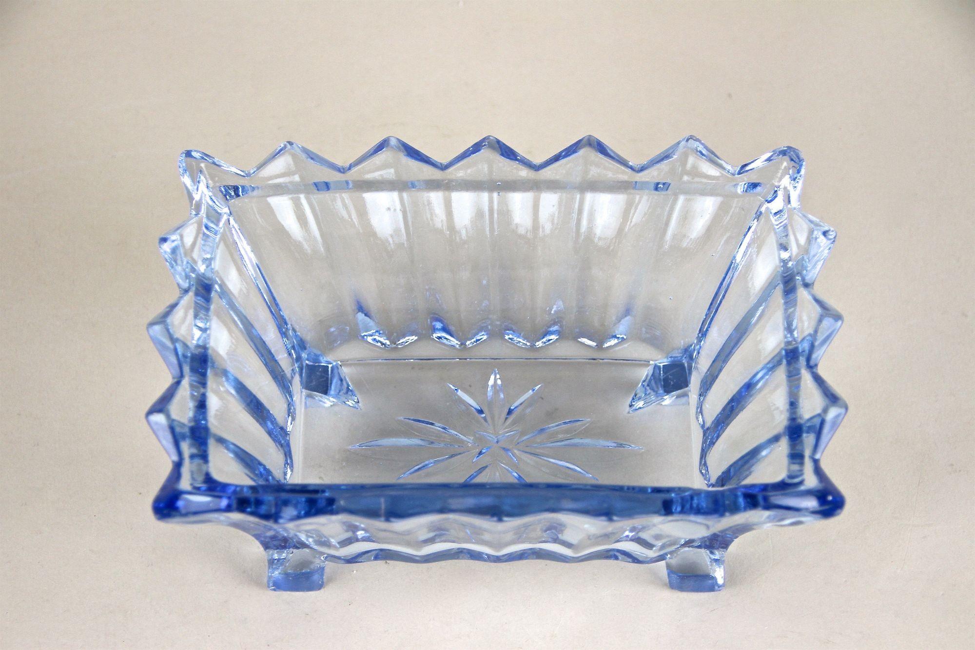 Caja de cristal Art Decó azul del siglo XX con tapa, Austria, hacia 1920 en venta 2