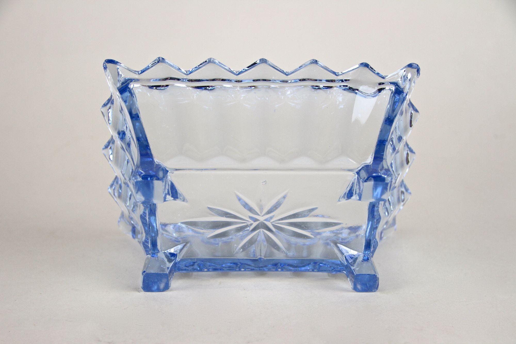 Caja de cristal Art Decó azul del siglo XX con tapa, Austria, hacia 1920 en venta 3