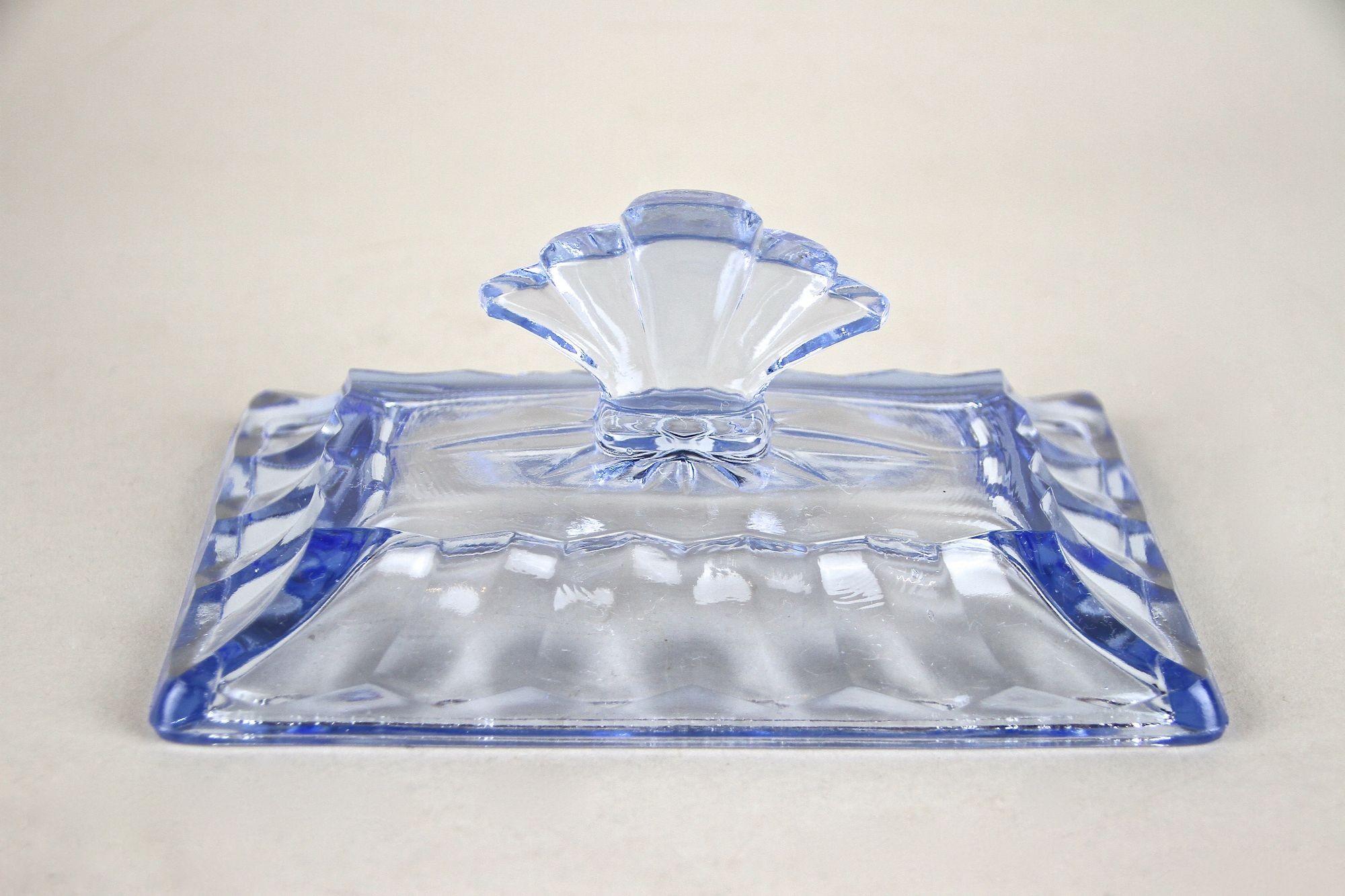 Caja de cristal Art Decó azul del siglo XX con tapa, Austria, hacia 1920 en venta 4