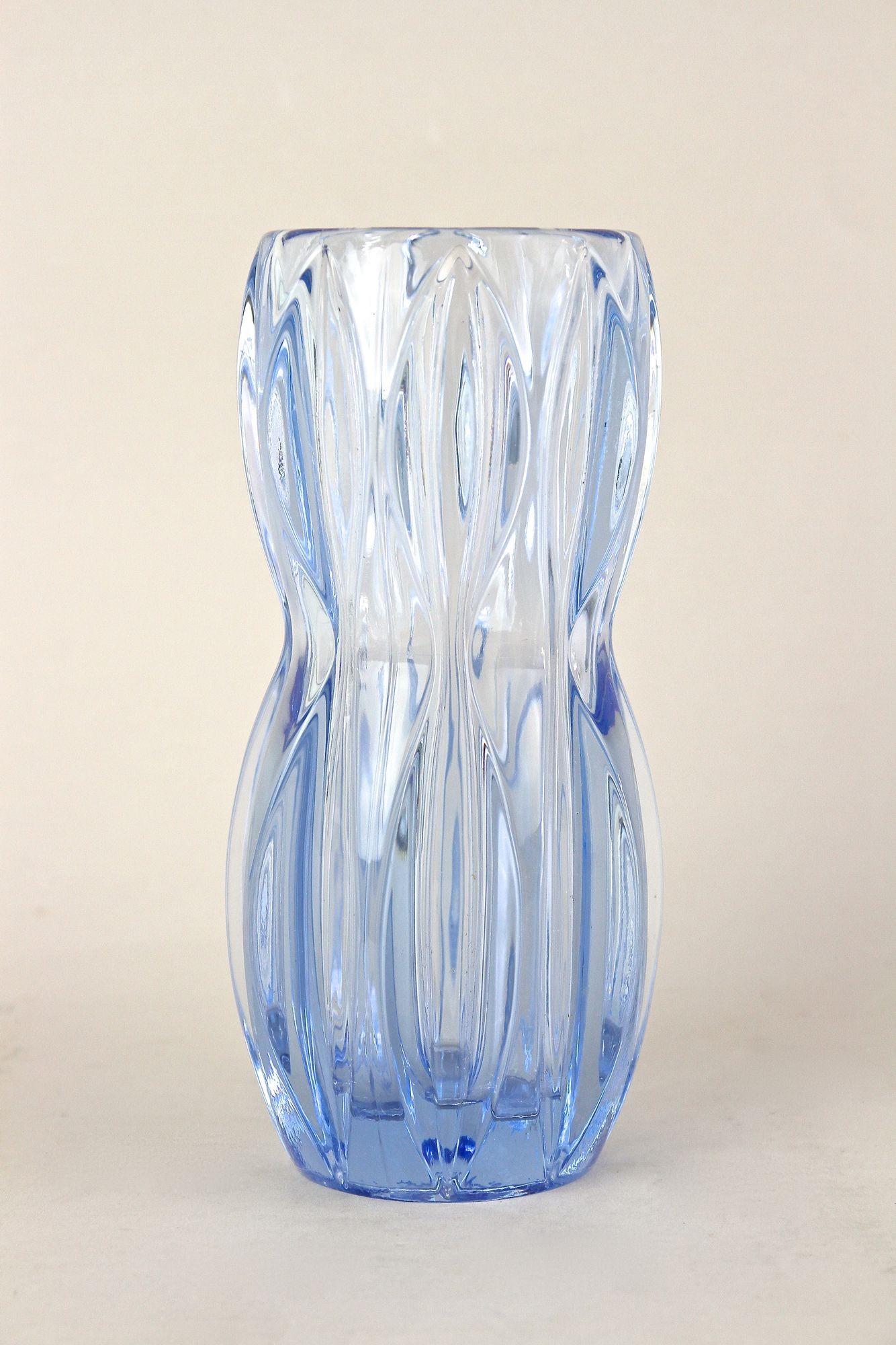 Magnifique vase en verre bleu du début du 20ème siècle de la période Art Déco vers 1920 en Autriche. Une pièce de verre au design exceptionnel, ornée d'une coupe spéciale, qui crée des motifs fantastiques en fonction de l'incidence de la lumière. Ce