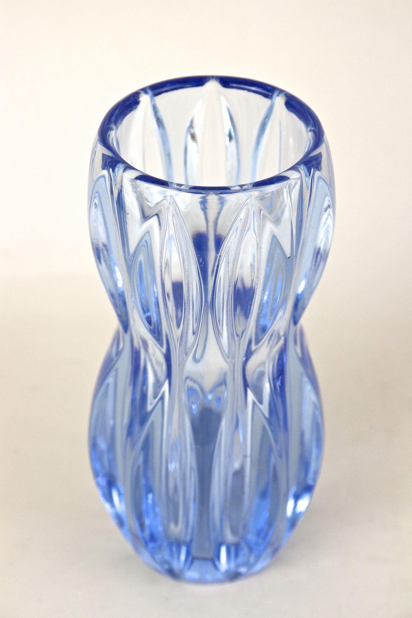 Autrichien Vase en verre bleu Art déco du 20e siècle, Autriche vers 1920 en vente