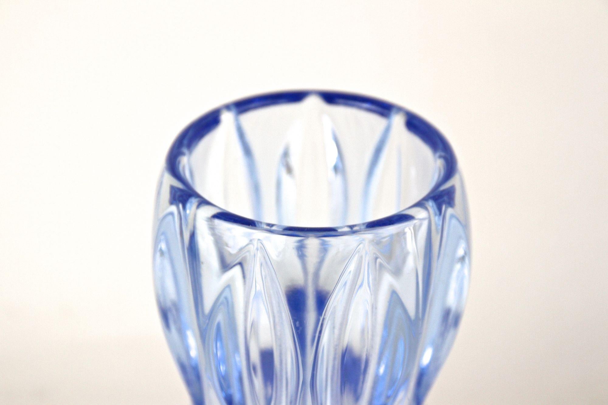 Vase en verre bleu Art déco du 20e siècle, Autriche vers 1920 Bon état - En vente à Lichtenberg, AT