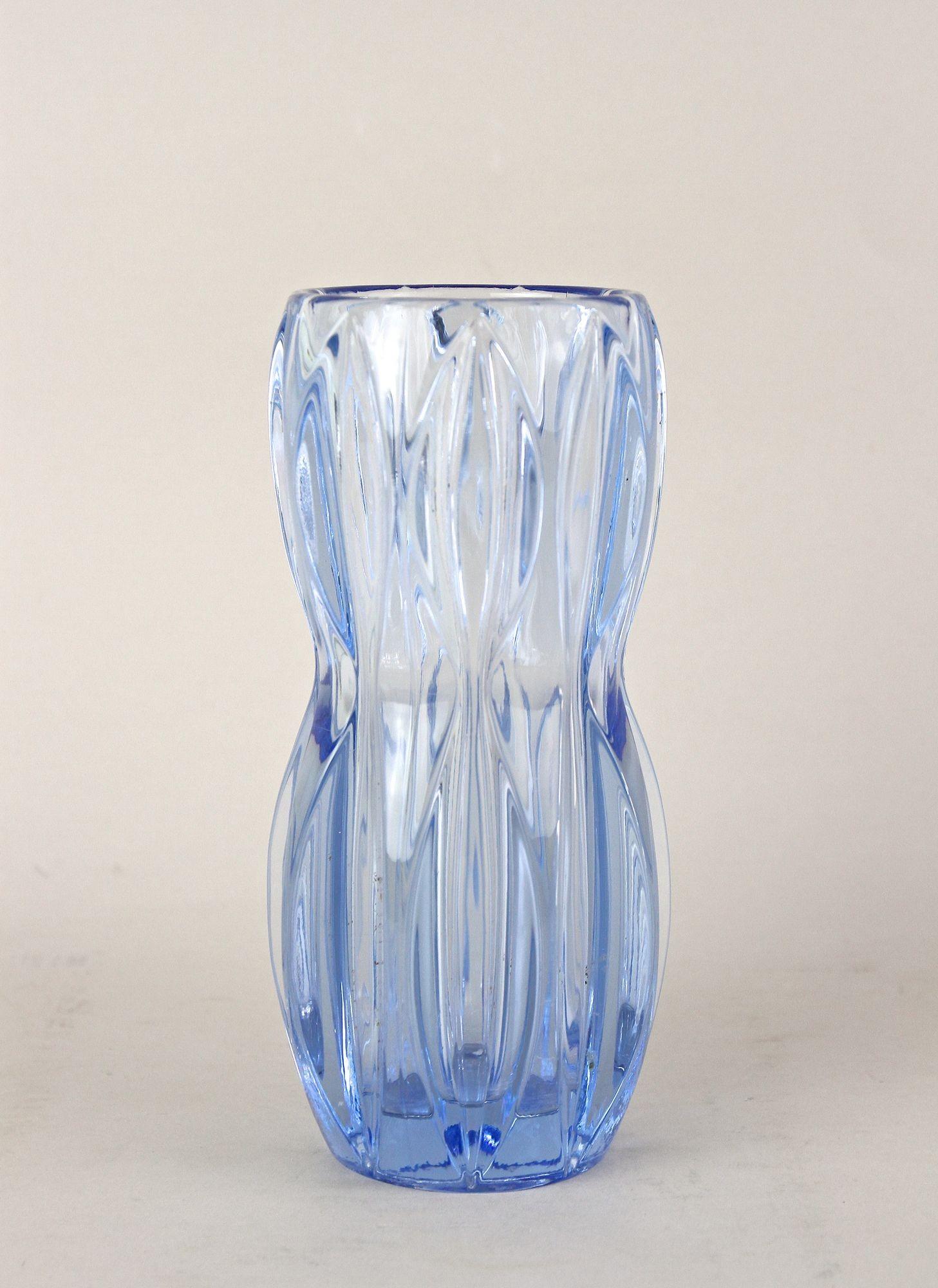 20ième siècle Vase en verre bleu Art déco du 20e siècle, Autriche vers 1920 en vente