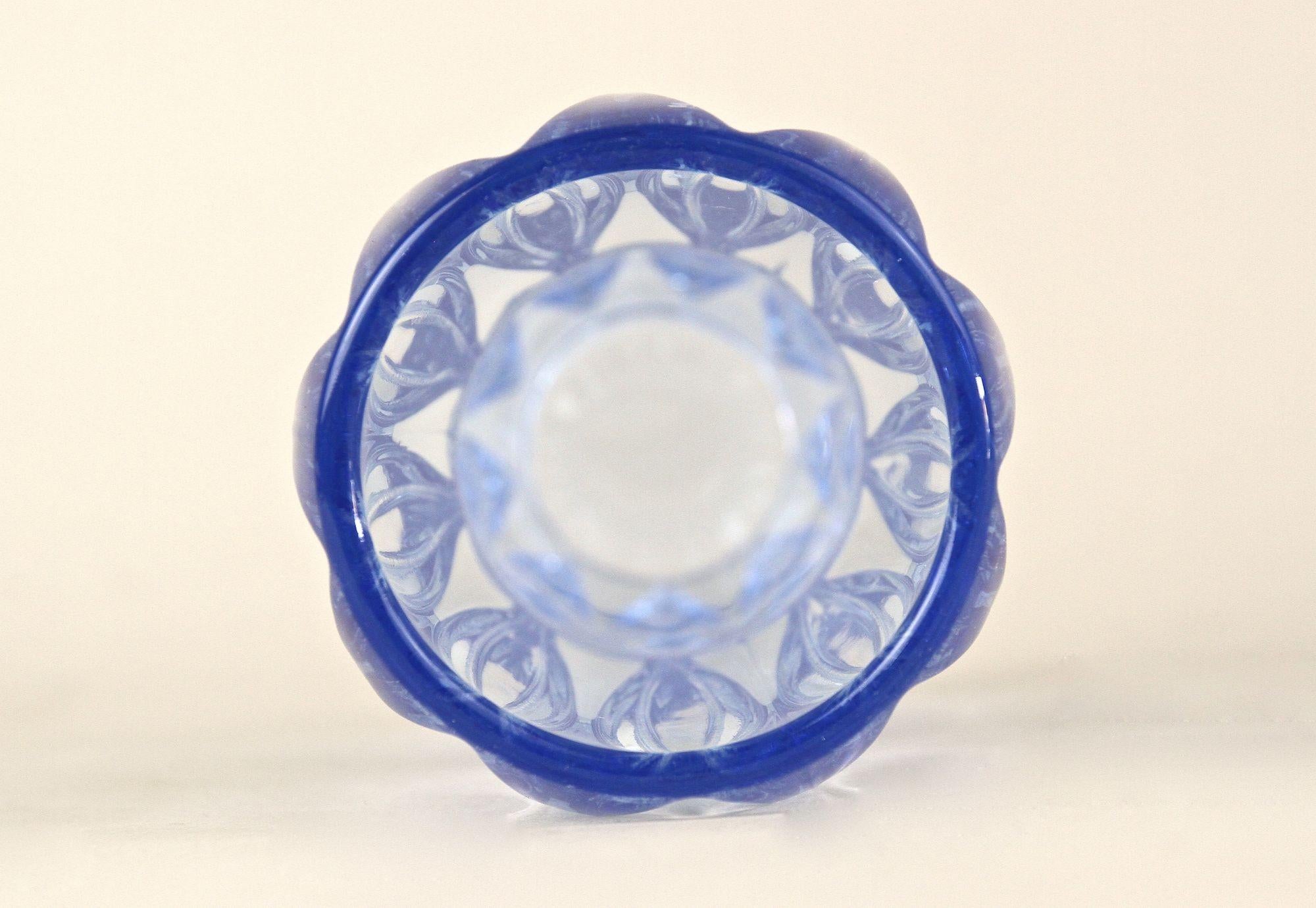 Vase en verre bleu Art déco du 20e siècle, Autriche vers 1920 en vente 3