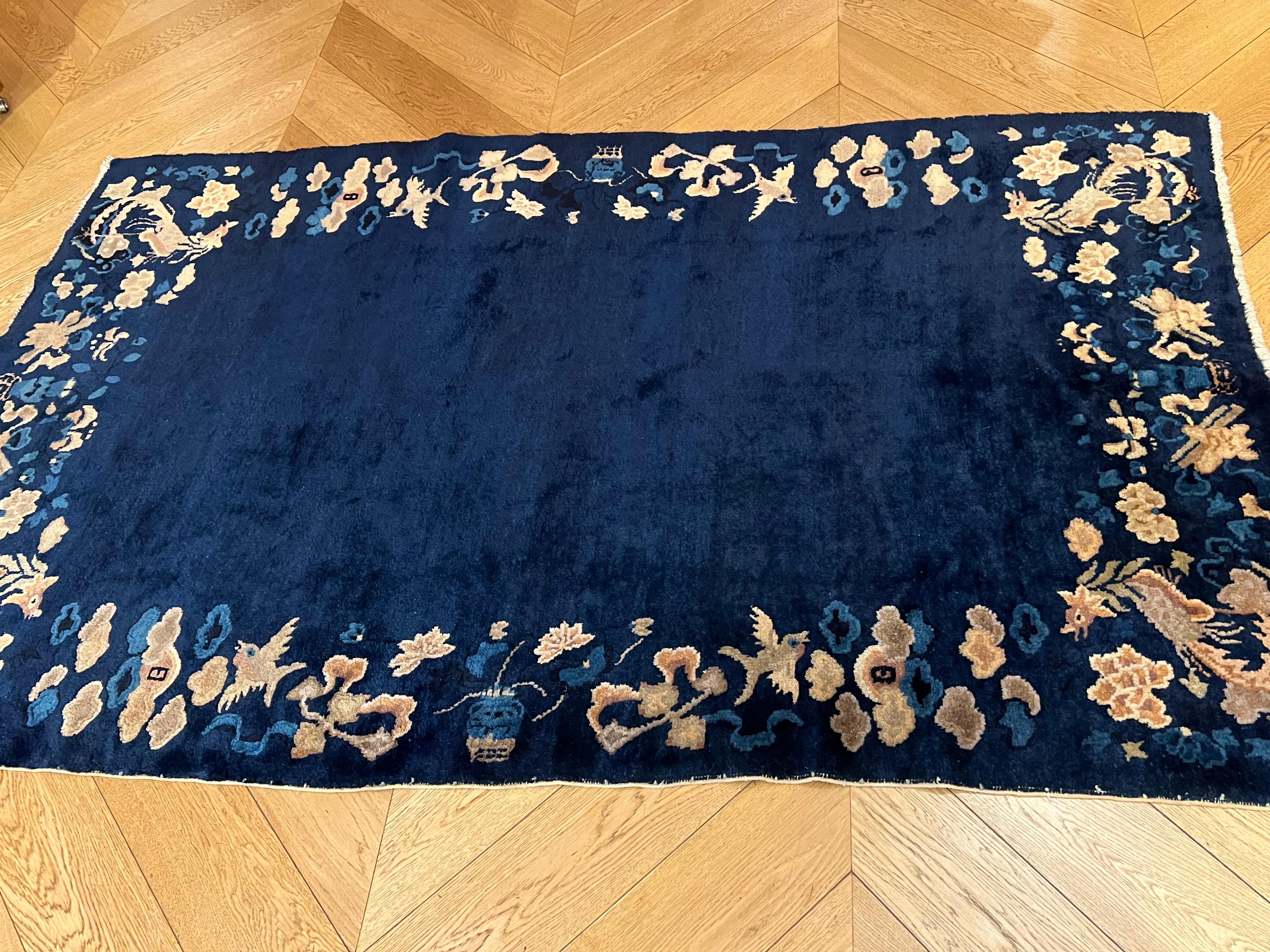 Chinois Tapis chinois du 20ème siècle, champ bleu avec bordure de phénix et de fauve, vers 1910 en vente