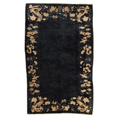 Tapis chinois du 20ème siècle, champ bleu avec bordure de phénix et de fauve, vers 1910
