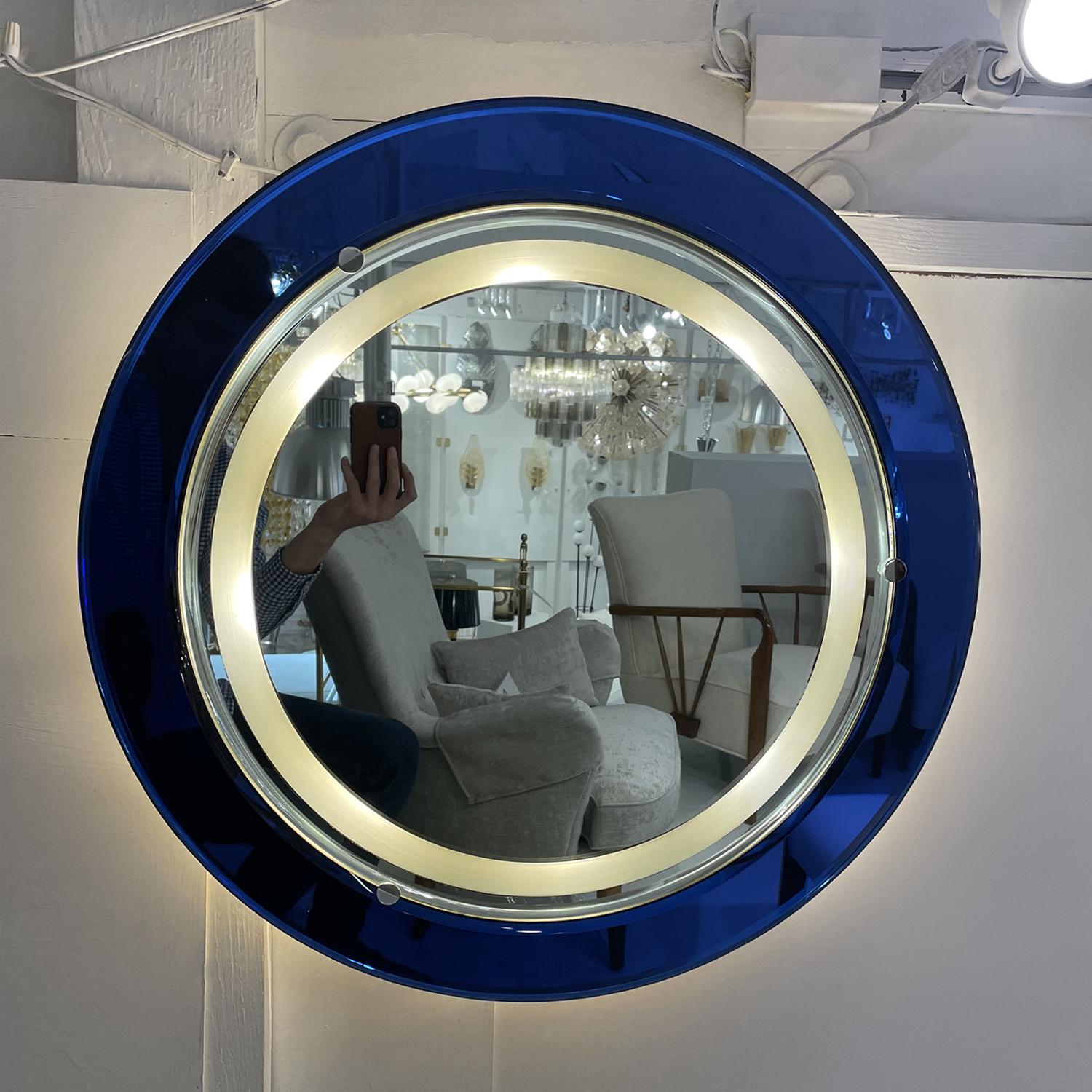 20th Century Blue Italian Illuminated Round Wall Glass Mirror by Cristal Art For Sale 2