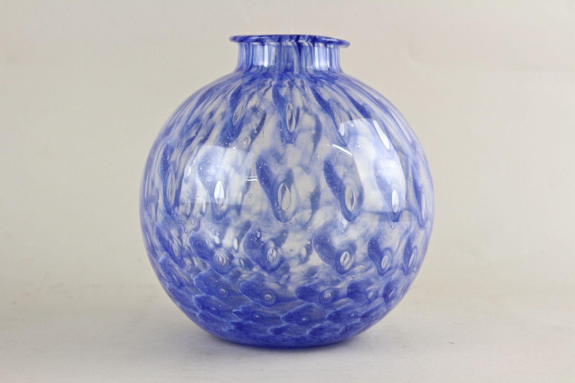 Magnifique vase boule en verre de Murano du milieu du siècle dernier, datant de la période autour de 1970 en Italie. Magnifique vase boule de Murano soufflé à la bouche avec un motif inhabituel de spreckled bleu. Ce vase en verre italien moderne du