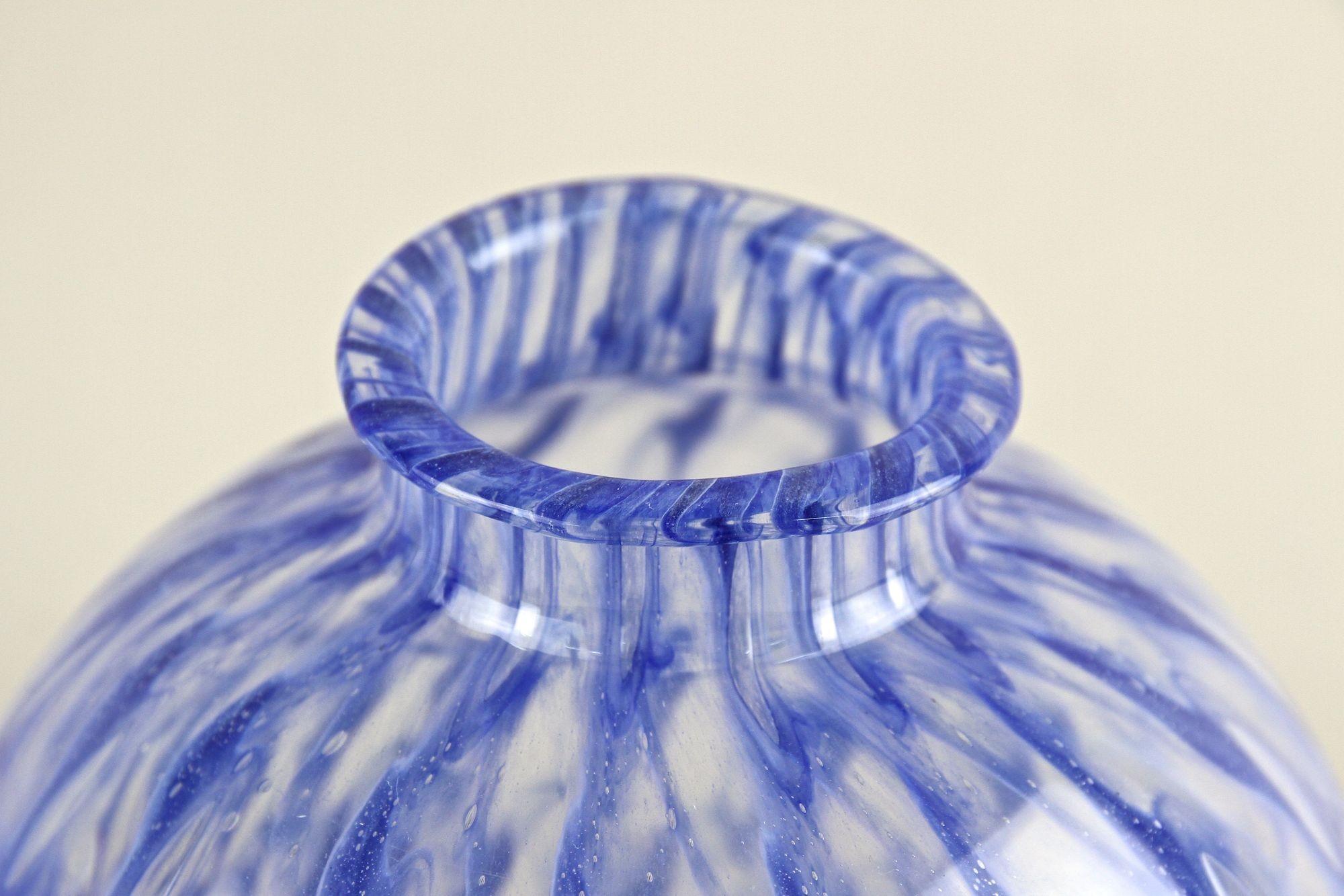 Mid-Century Modern Vase Ball and Ball en verre Murano bleu du 20e siècle, Modernité du milieu du siècle, Italie vers 1970 en vente