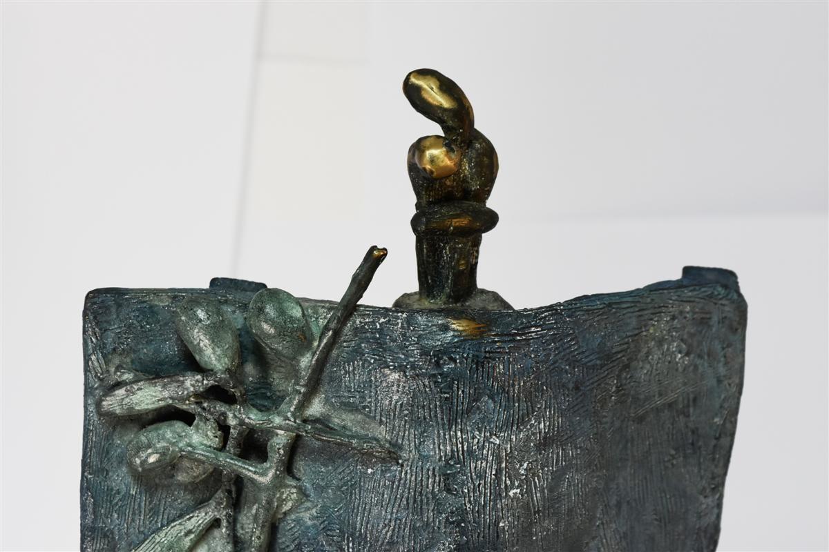 Blaue Patina und Medaillon-Bronze-Skulptur des 20. Jahrhunderts von Tomek (Gegossen) im Angebot