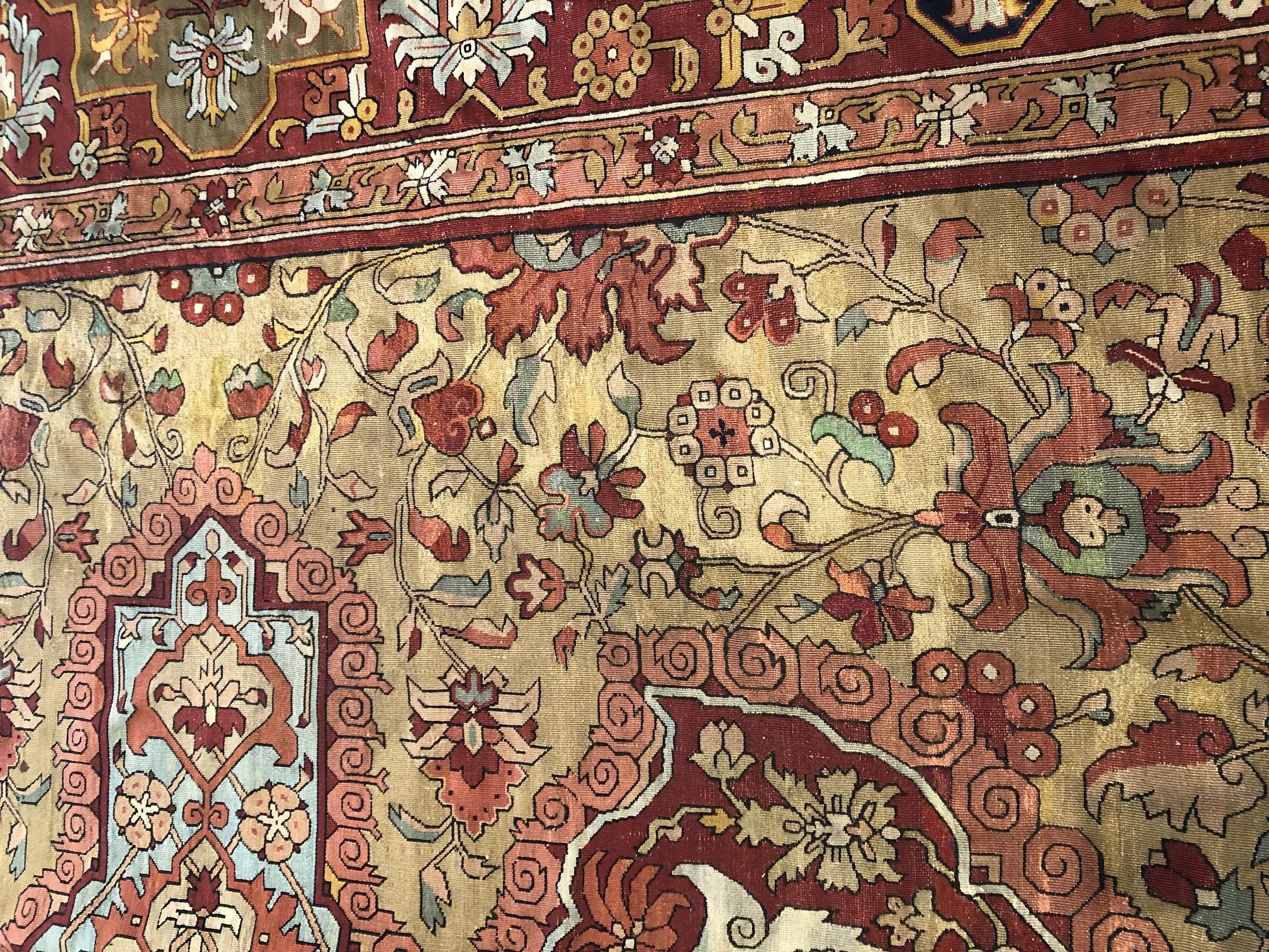 This exceptional flat-weave carpet of Indian manufacture, from the early 20th century, is very rare.
The design is inspired by the palace rugs of the Safavid tradition, with a refined combination of colors. The border is wide and decorated with