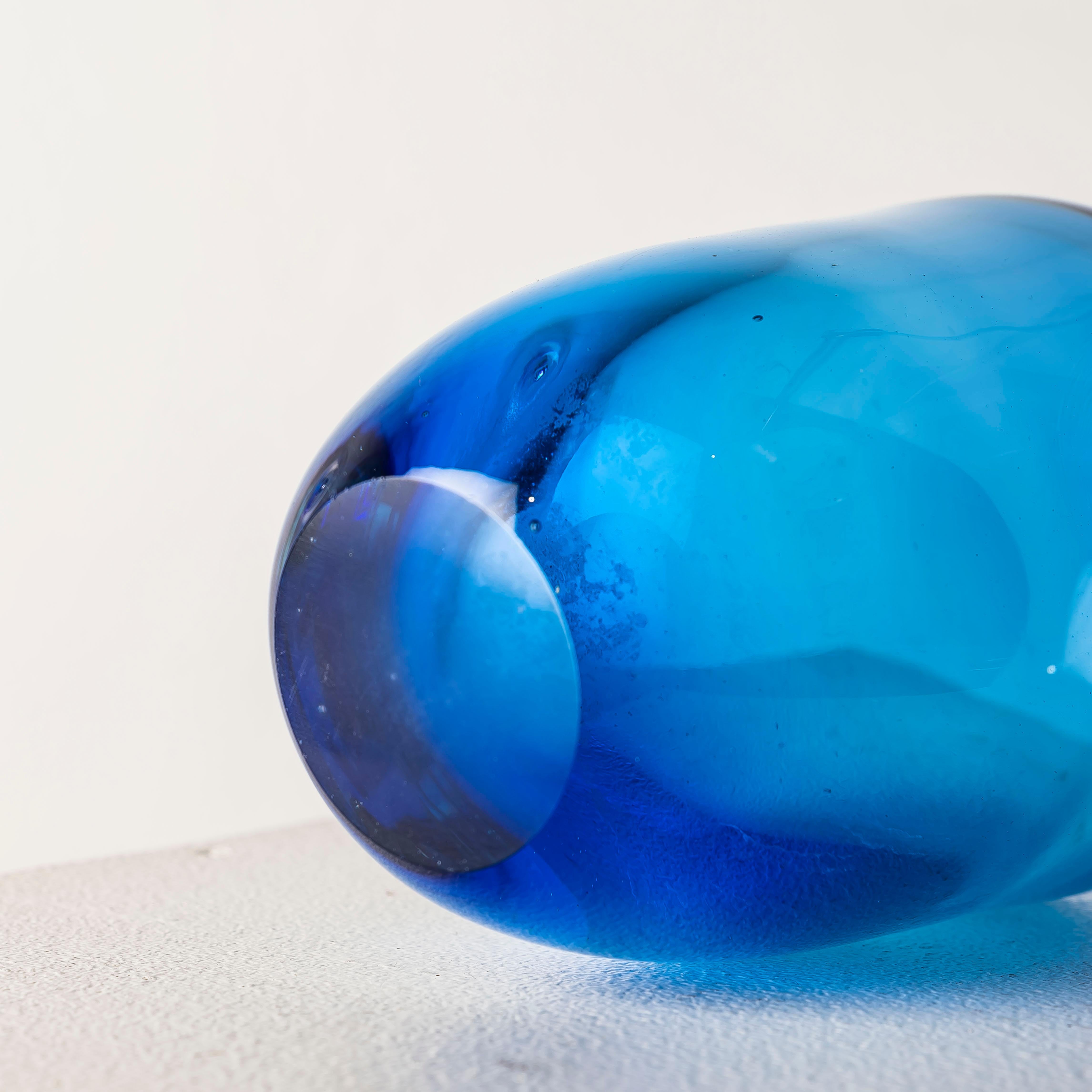 Mid-Century moderno Vaso in vetro sommerso blu del XX secolo in vendita