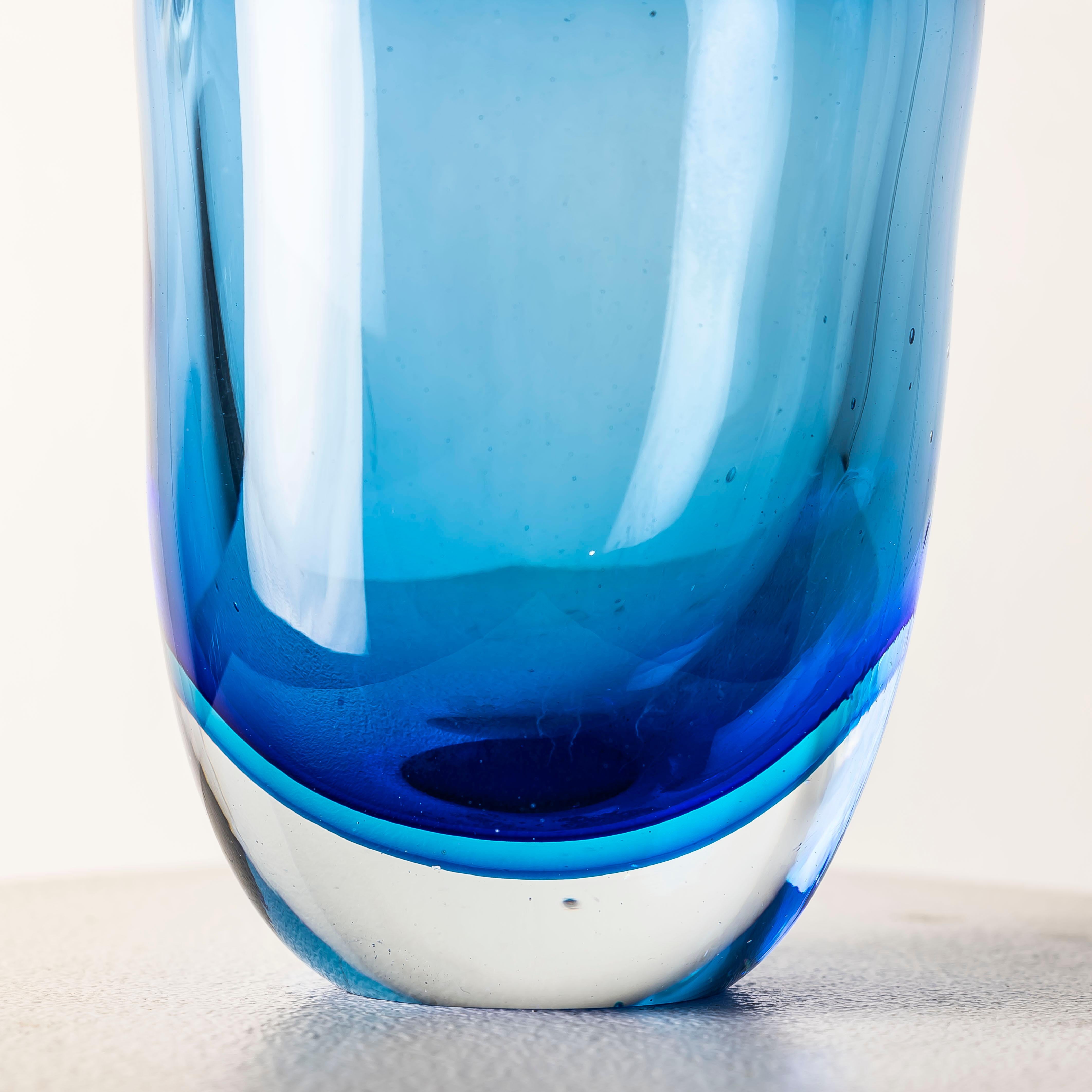 Italiano Vaso in vetro sommerso blu del XX secolo in vendita