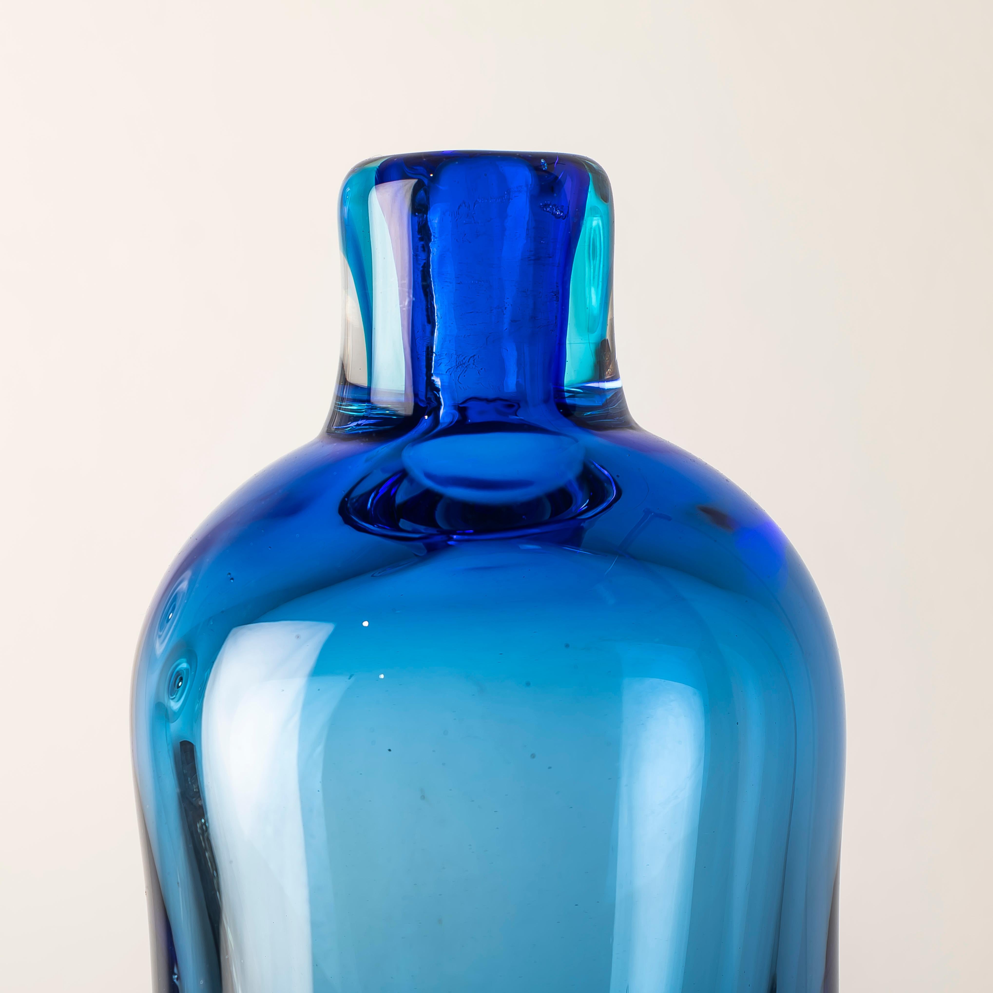 Vetro di Murano Vaso in vetro sommerso blu del XX secolo in vendita