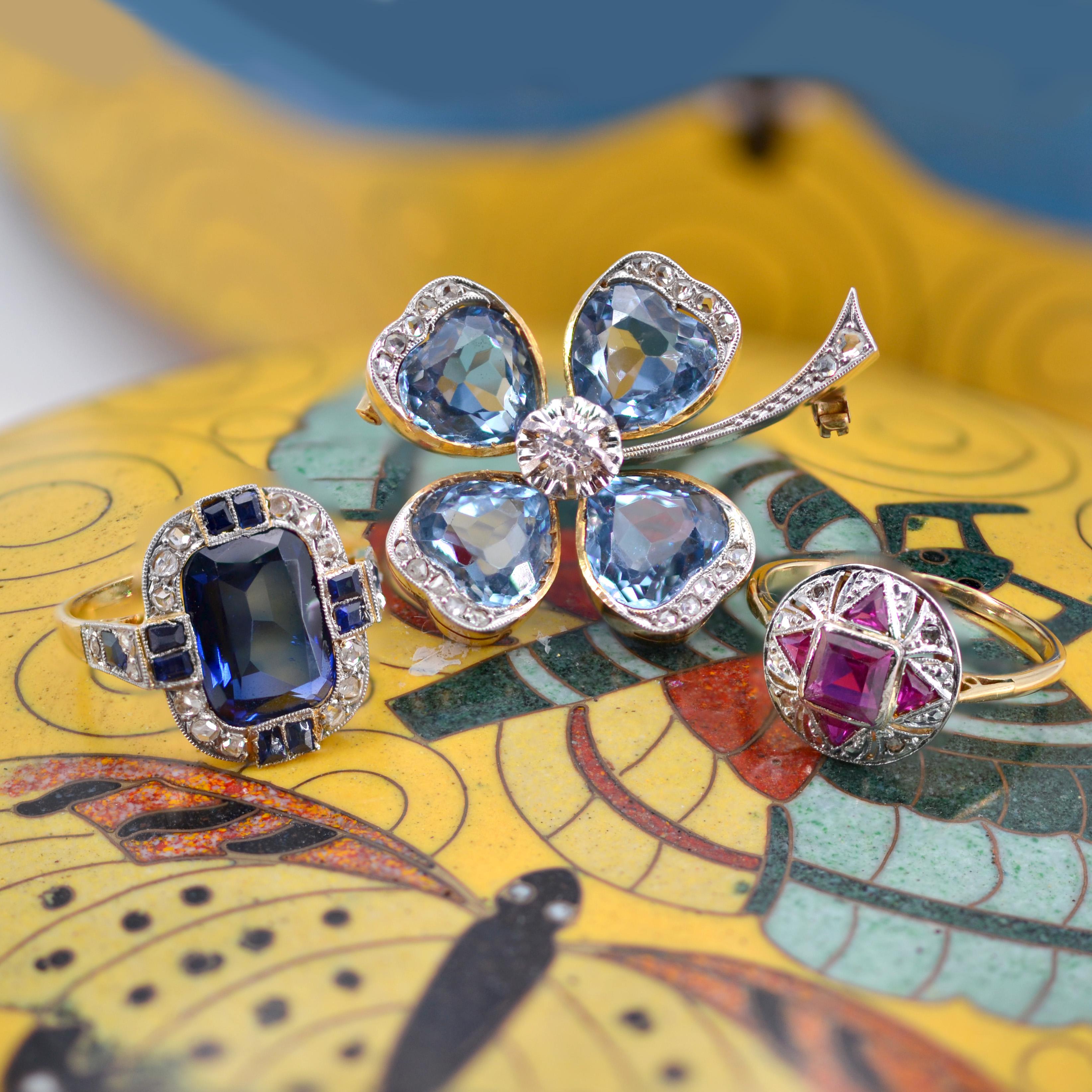 20e siècle Spinelles bleues Diamants Or jaune 18 carats Broche en forme de trèfle en vente 7
