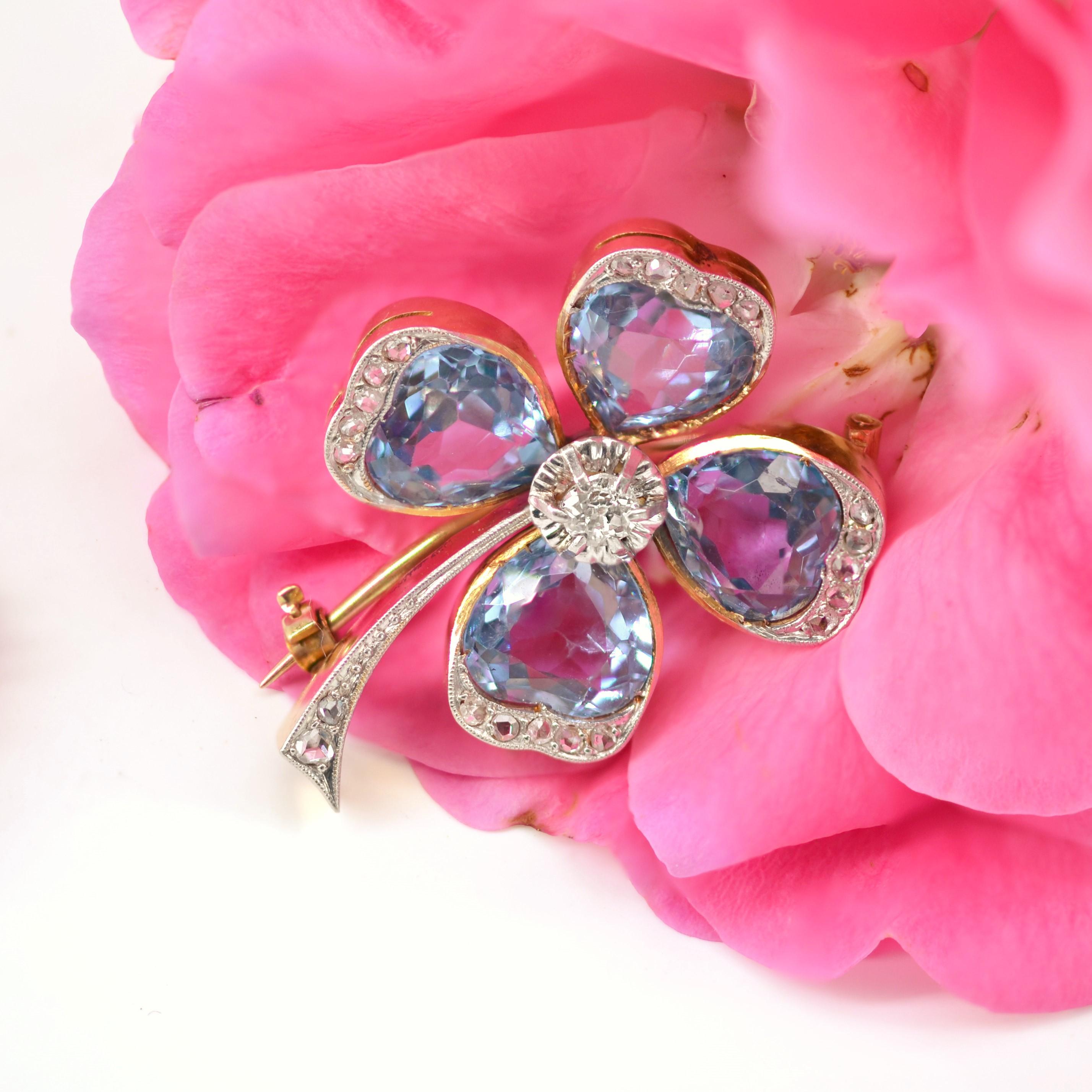 Heart Cut 20th Century Blue Spinels Diamonds 18 Karat Yellow Gold Clover Shape Brooch For Sale