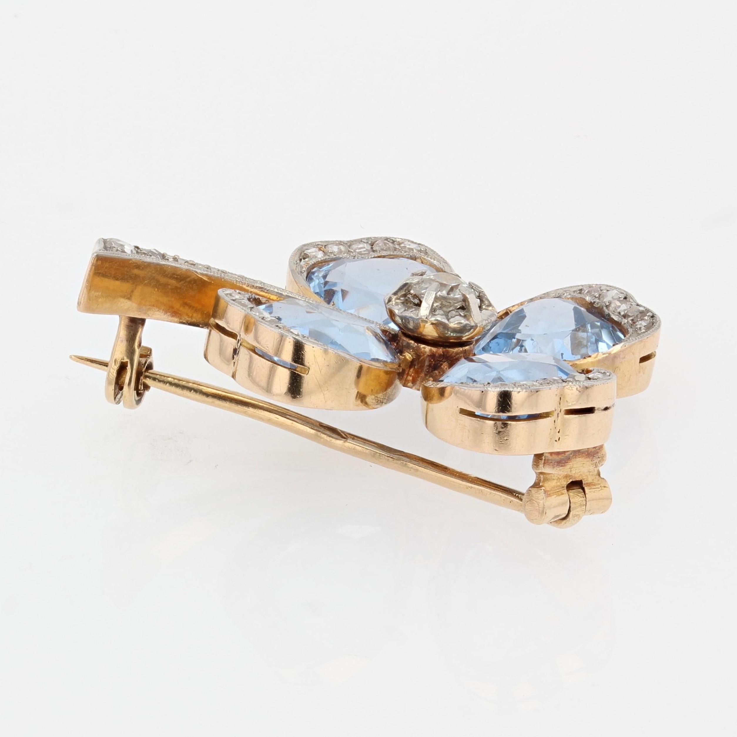 20e siècle Spinelles bleues Diamants Or jaune 18 carats Broche en forme de trèfle en vente 1