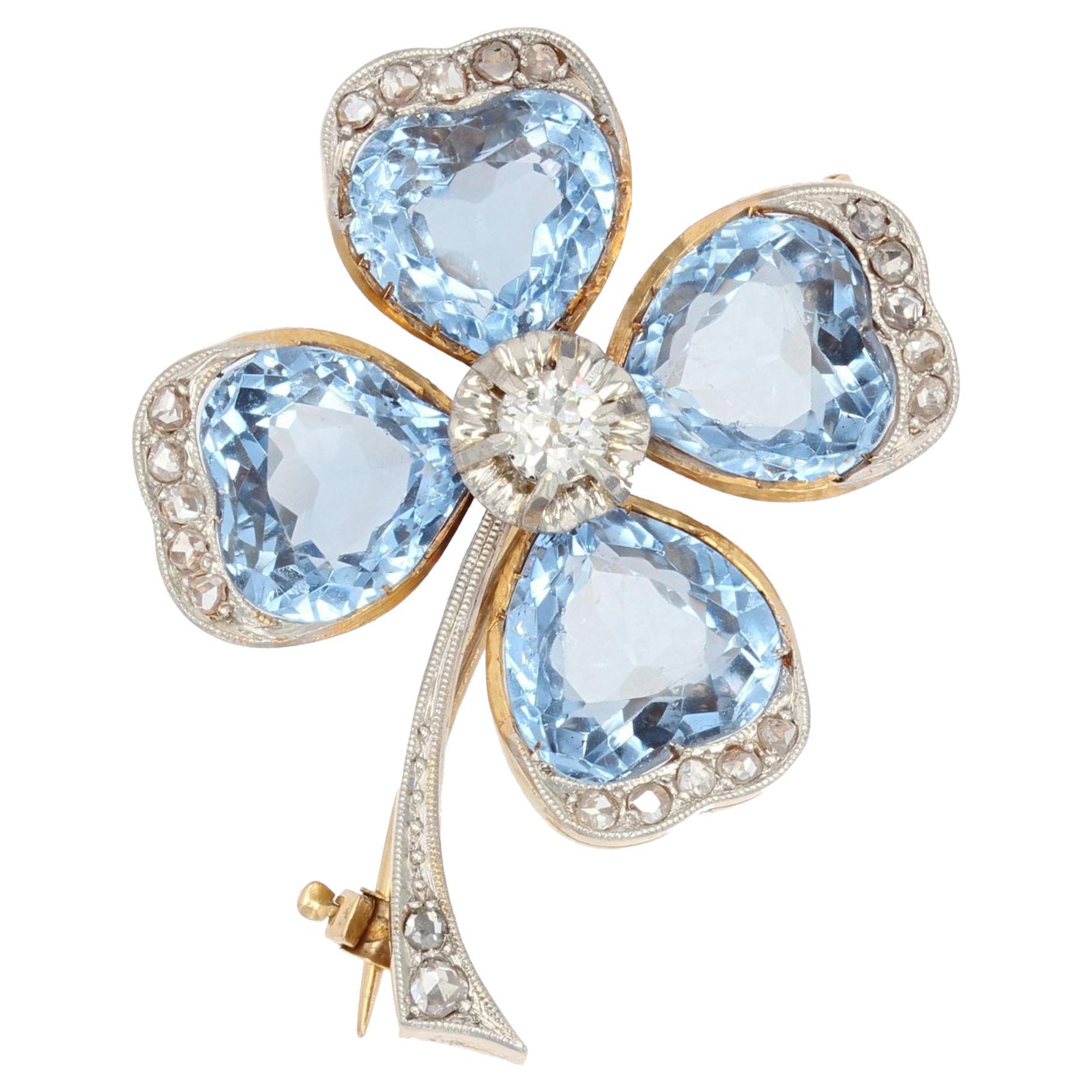 20e siècle Spinelles bleues Diamants Or jaune 18 carats Broche en forme de trèfle en vente