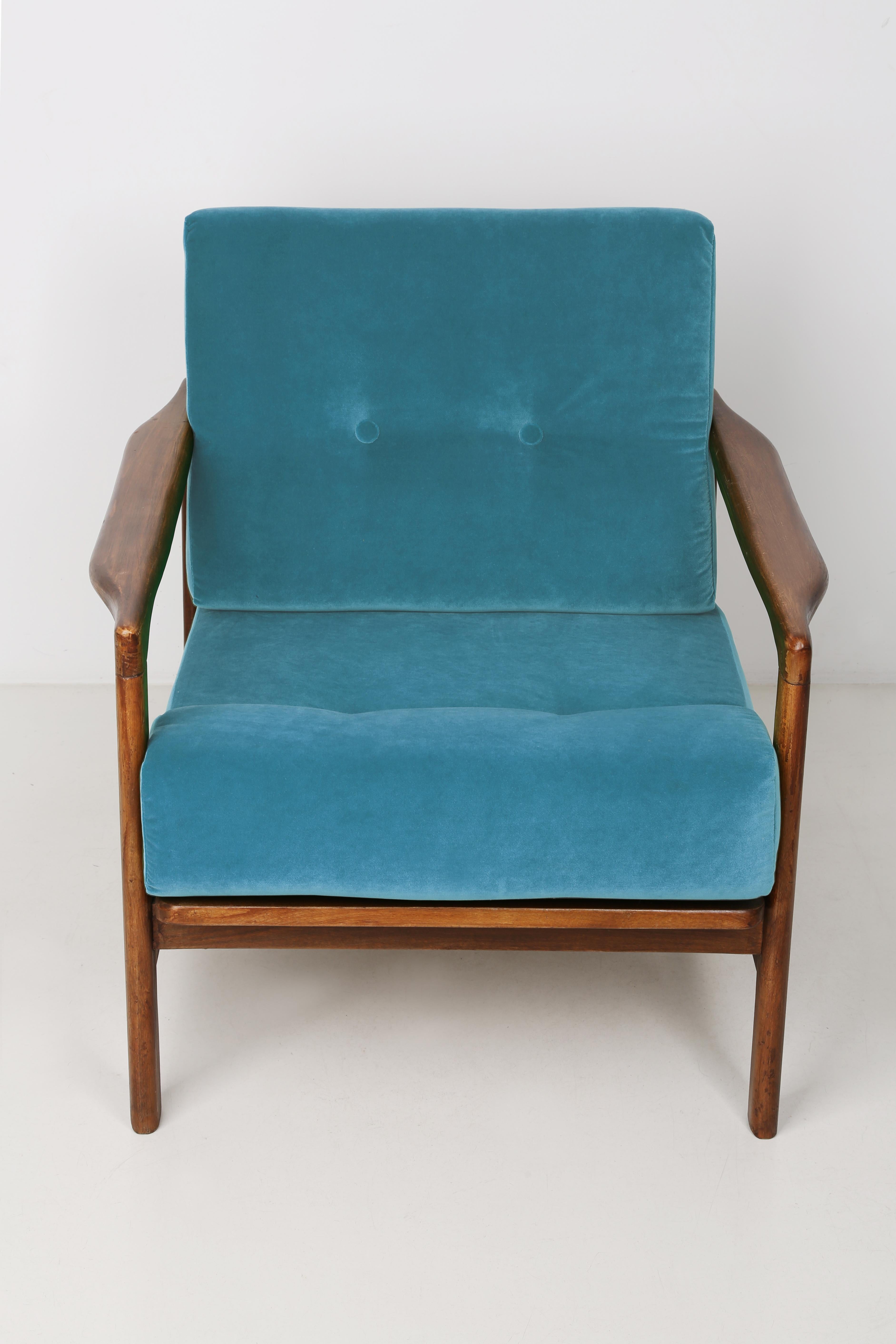 Blauer Vintage-Sessel aus Samt von Zenon Baczyk aus der Mitte des Jahrhunderts, Europa, 1960er Jahre (Moderne der Mitte des Jahrhunderts) im Angebot