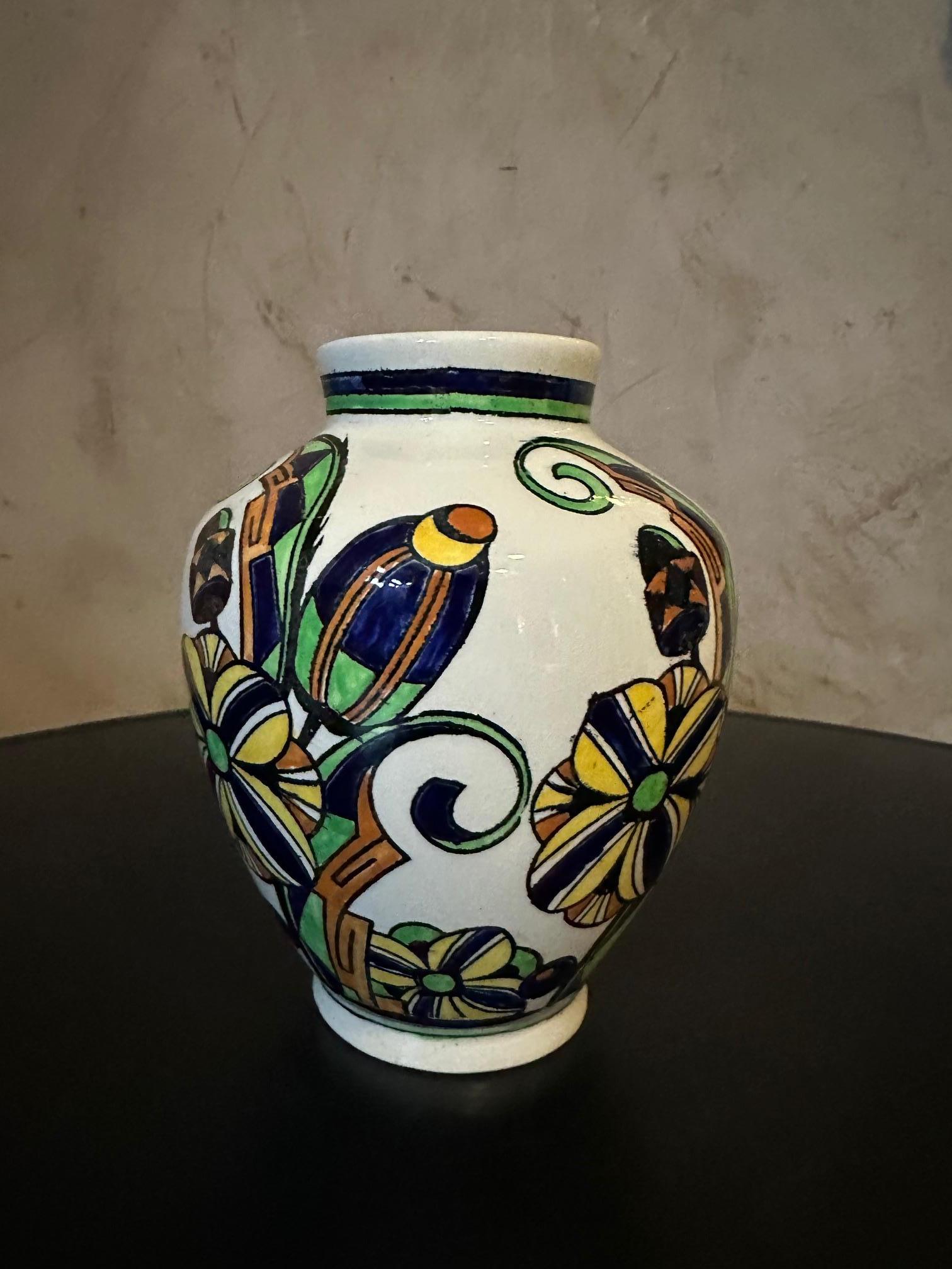 Very nice small vase in fine polychrome earthenware from the 1930s made by Boch la louviere or Boch Freres (stamp under the base). Floral decoration on white background. Very good quality and good condition.
​
