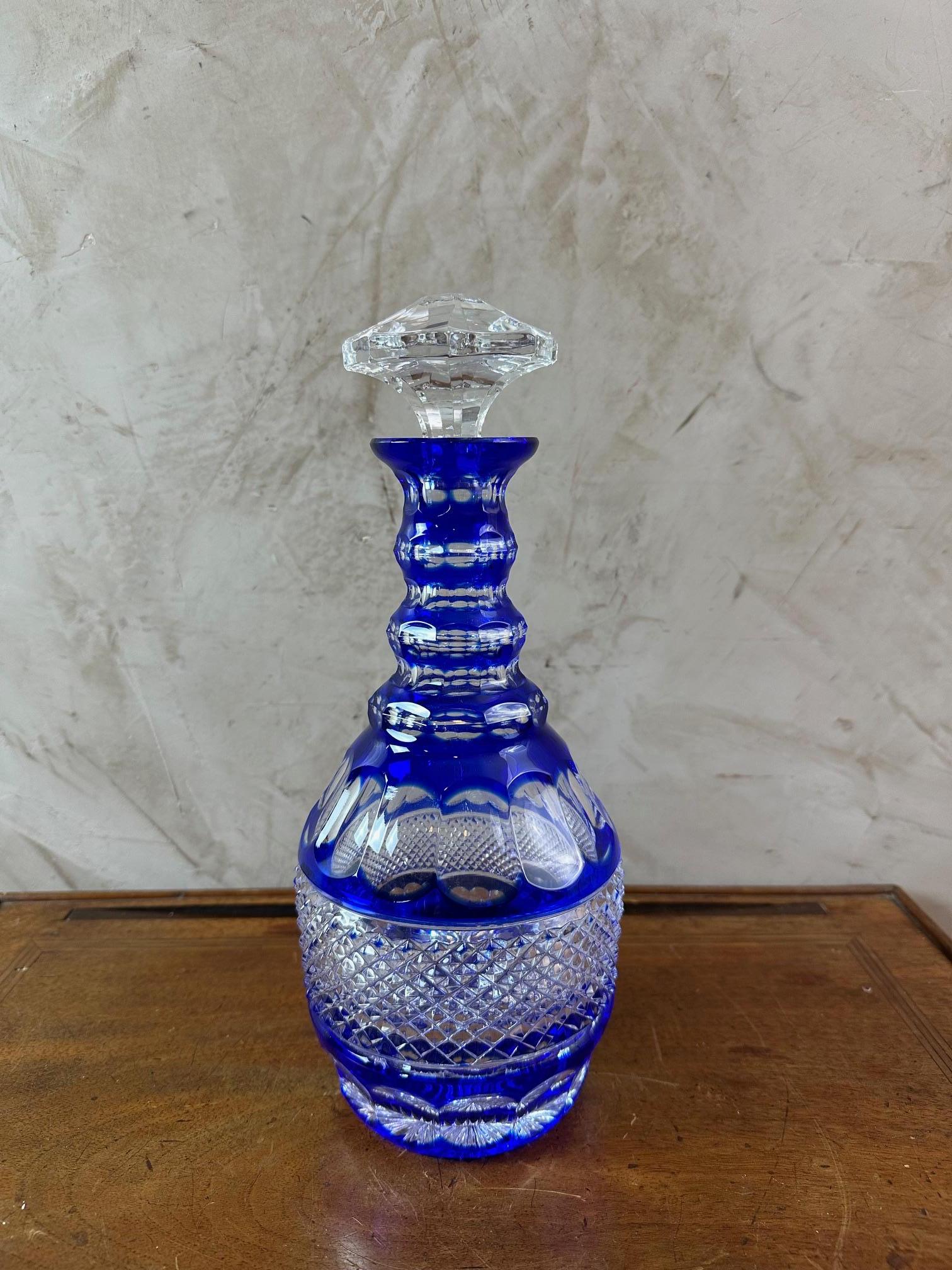 Belle carafe à whisky en cristal de bohème bleu des années 50.
Fabriqué en Pologne. Parfait état. Superbe travail de cristal taillé à la main.
Pour les amateurs de pièces de qualité. Deux autres modèles sont disponibles.