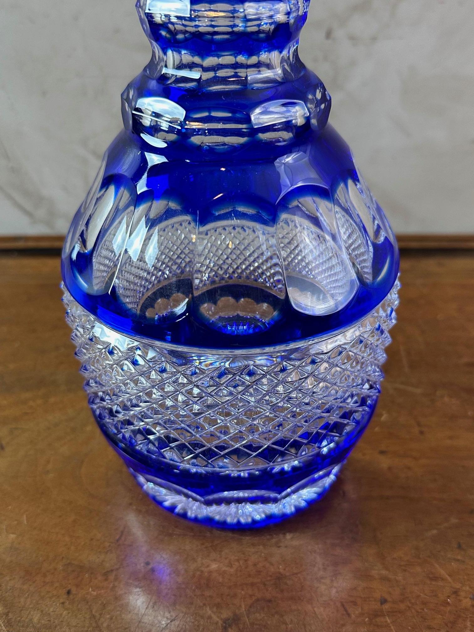 Carafe à whisky en cristal bleu Bohemia du 20e siècle, années 1950 Excellent état - En vente à LEGNY, FR