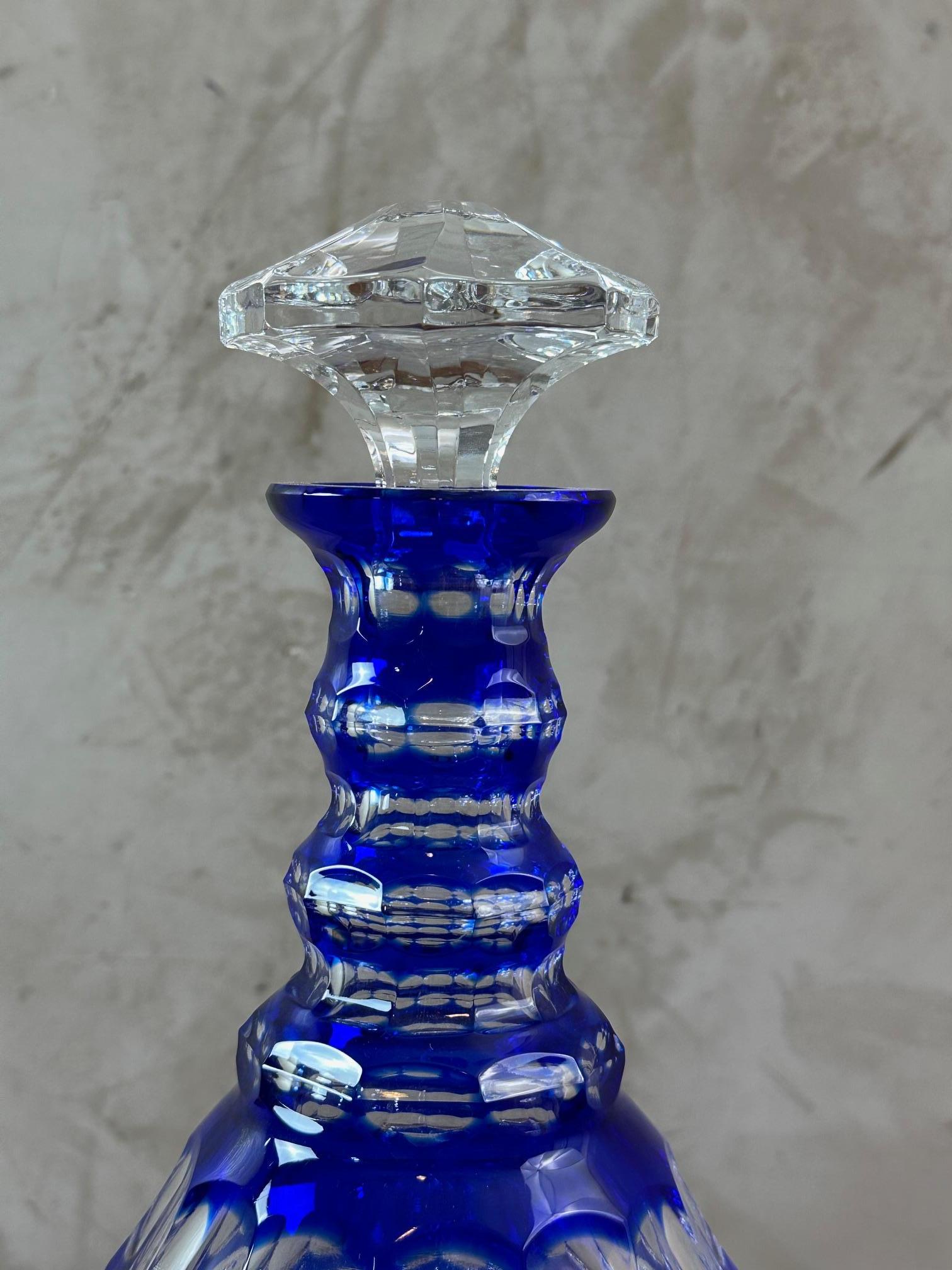 Milieu du XXe siècle Carafe à whisky en cristal bleu Bohemia du 20e siècle, années 1950 en vente