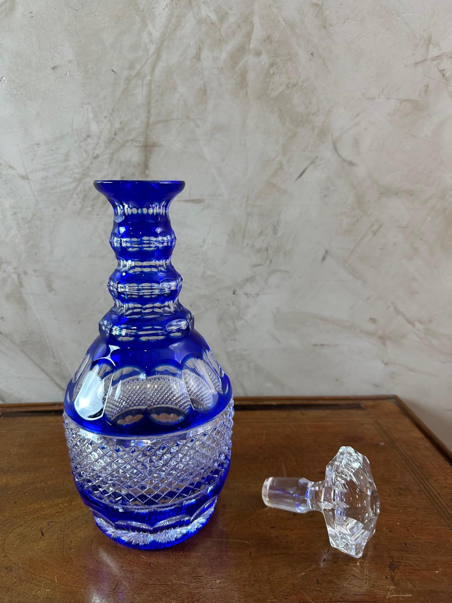 Carafe à whisky en cristal bleu Bohemia du 20e siècle, années 1950 en vente 1