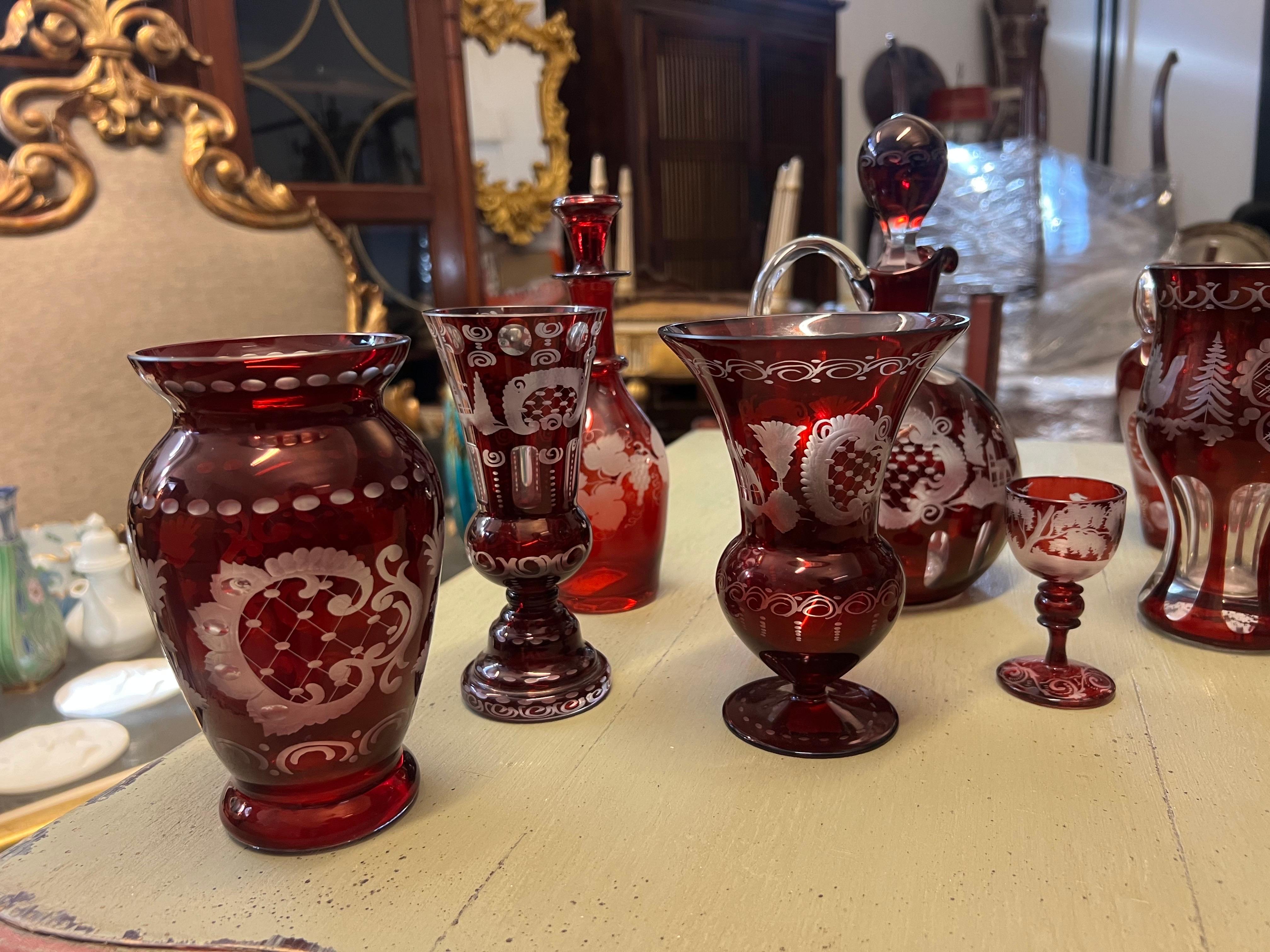 Vasi e bottiglie in cristallo inciso rosso Bohemia del XX secolo provenienti dalla Repubblica Ceca in vendita 8
