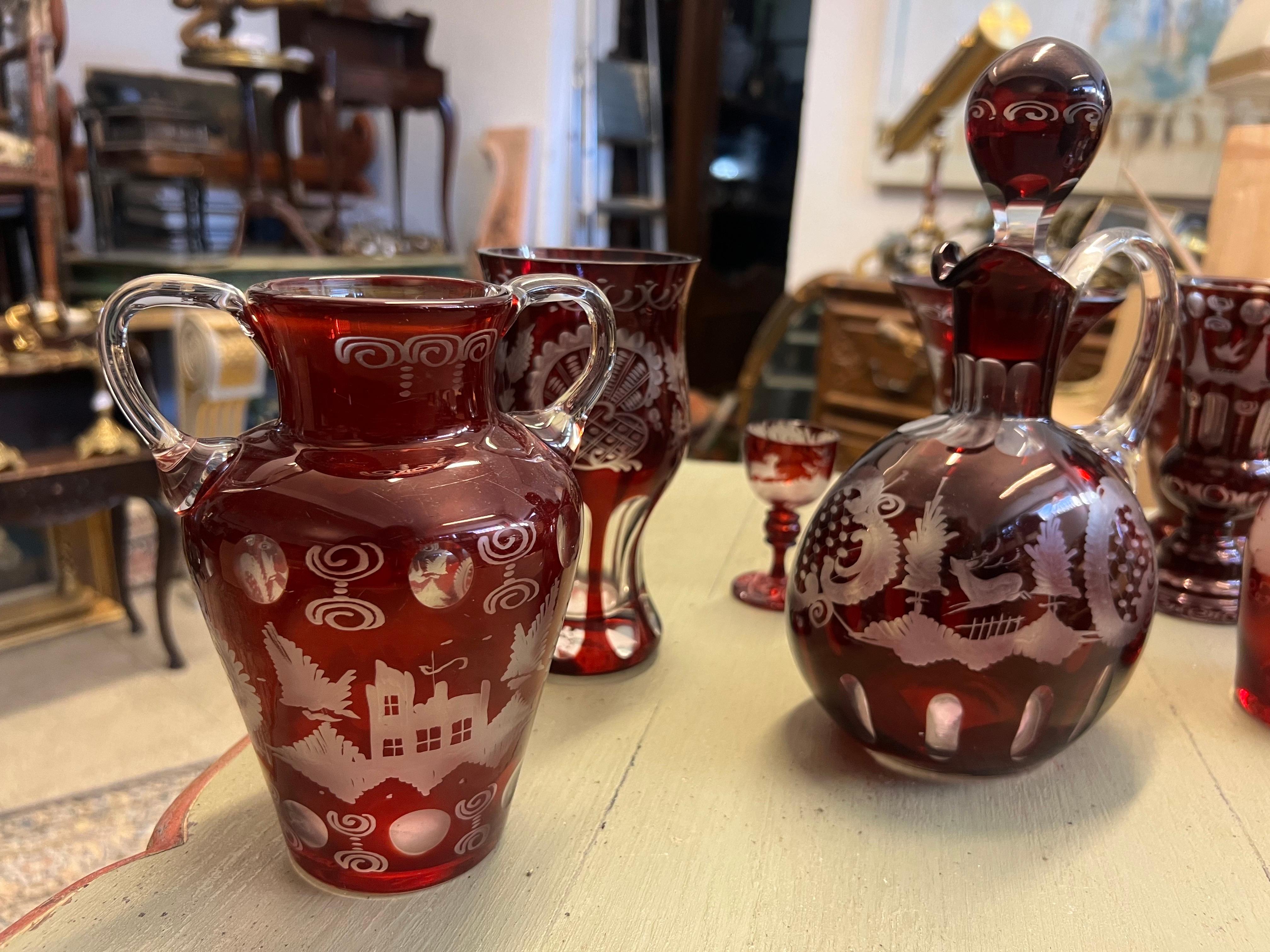 Vasi e bottiglie in cristallo inciso rosso Bohemia del XX secolo provenienti dalla Repubblica Ceca in vendita 9