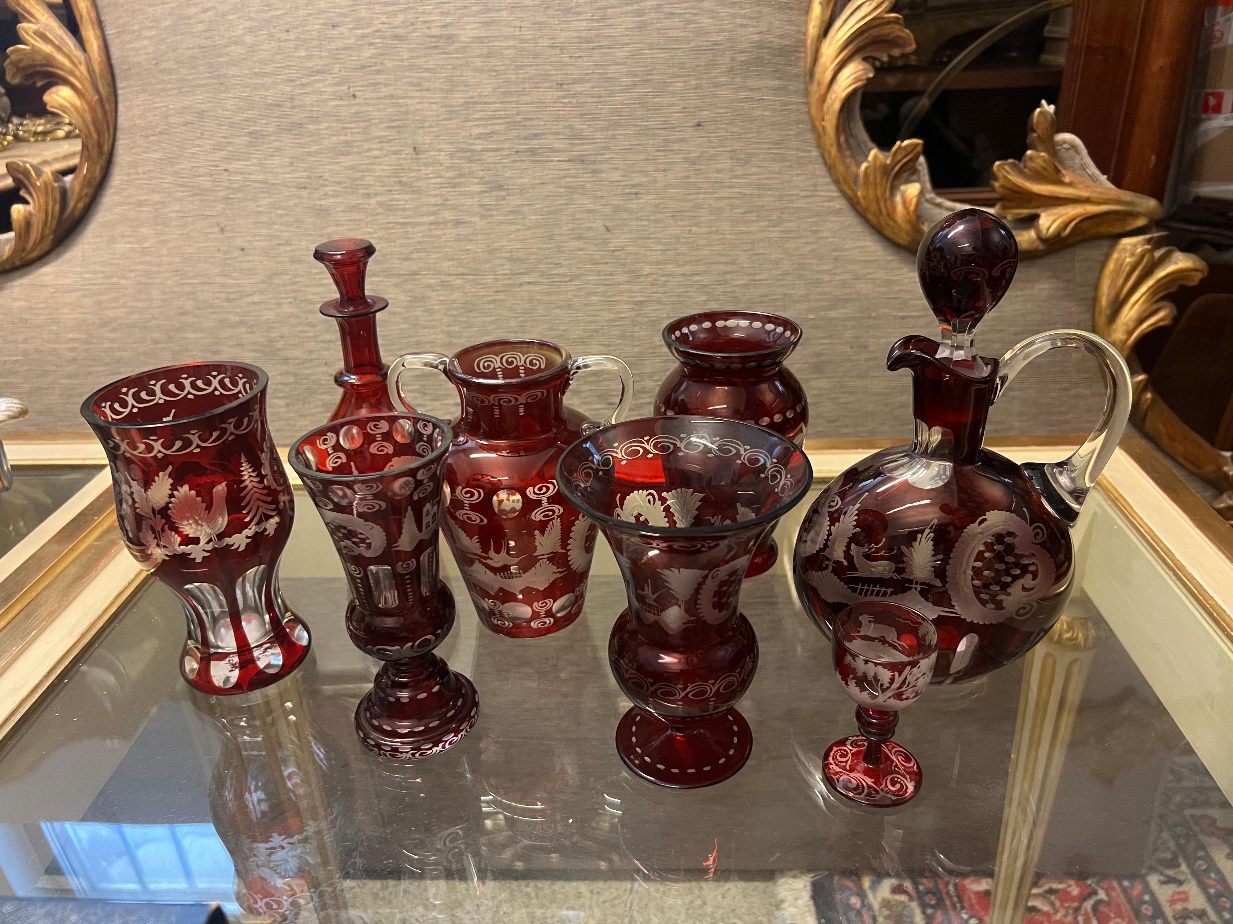 Set di otto diversi vasi e bottiglie di cristallo realizzati all'inizio del XX secolo dal produttore Bohemia nella Repubblica Ceca. Tutti hanno inciso scene diverse e sono in ottime condizioni. Il prezzo si riferisce a tutti, ma puoi chiedere anche