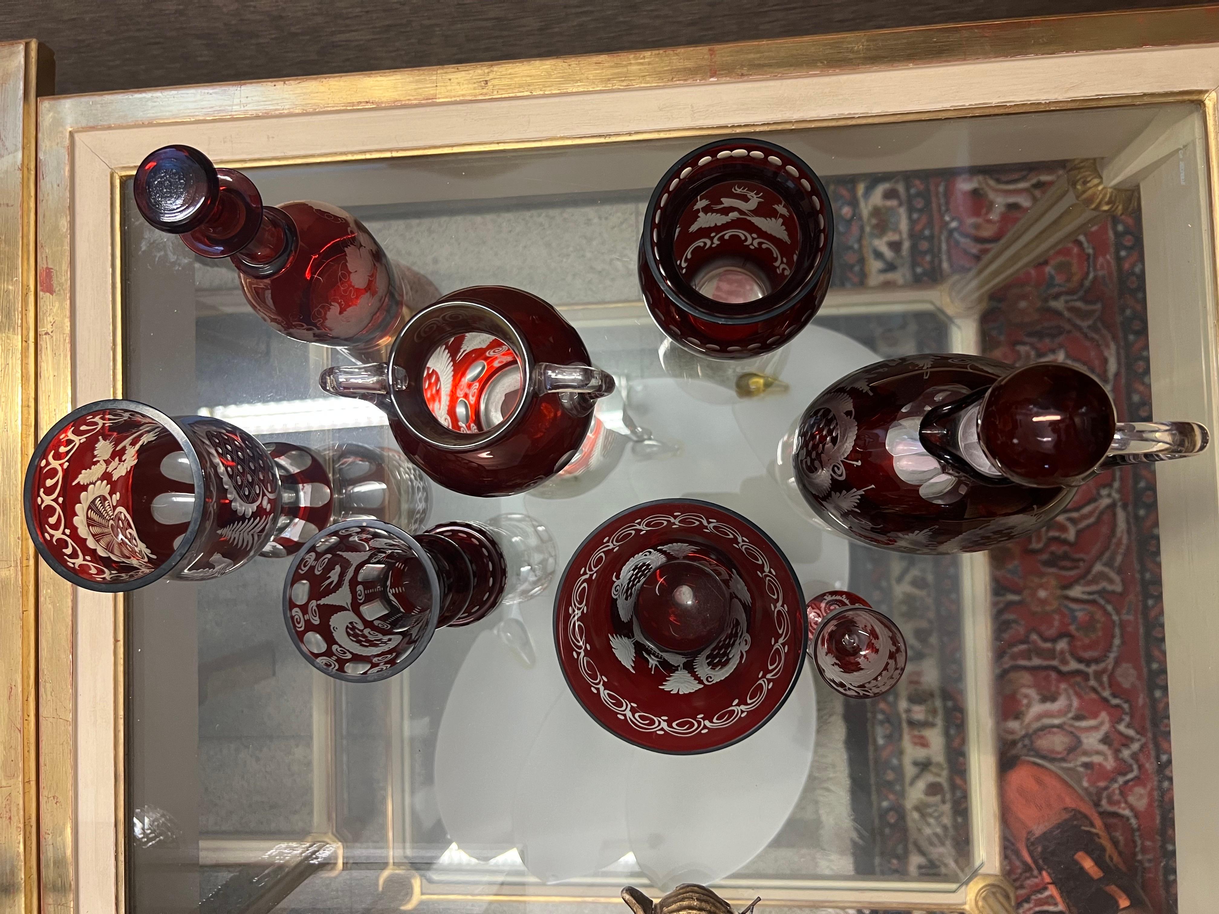 Cristallo Vasi e bottiglie in cristallo inciso rosso Bohemia del XX secolo provenienti dalla Repubblica Ceca in vendita