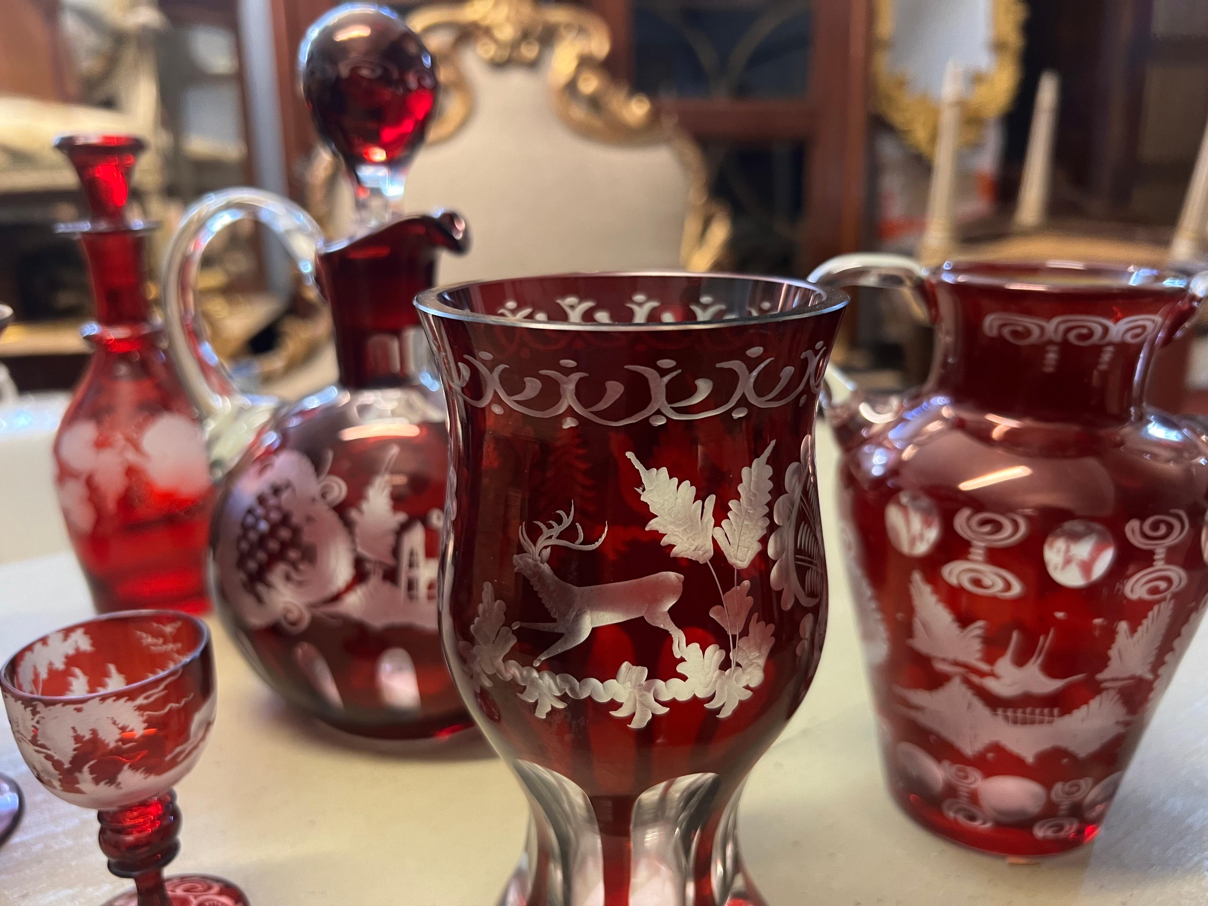 Vasi e bottiglie in cristallo inciso rosso Bohemia del XX secolo provenienti dalla Repubblica Ceca in vendita 2