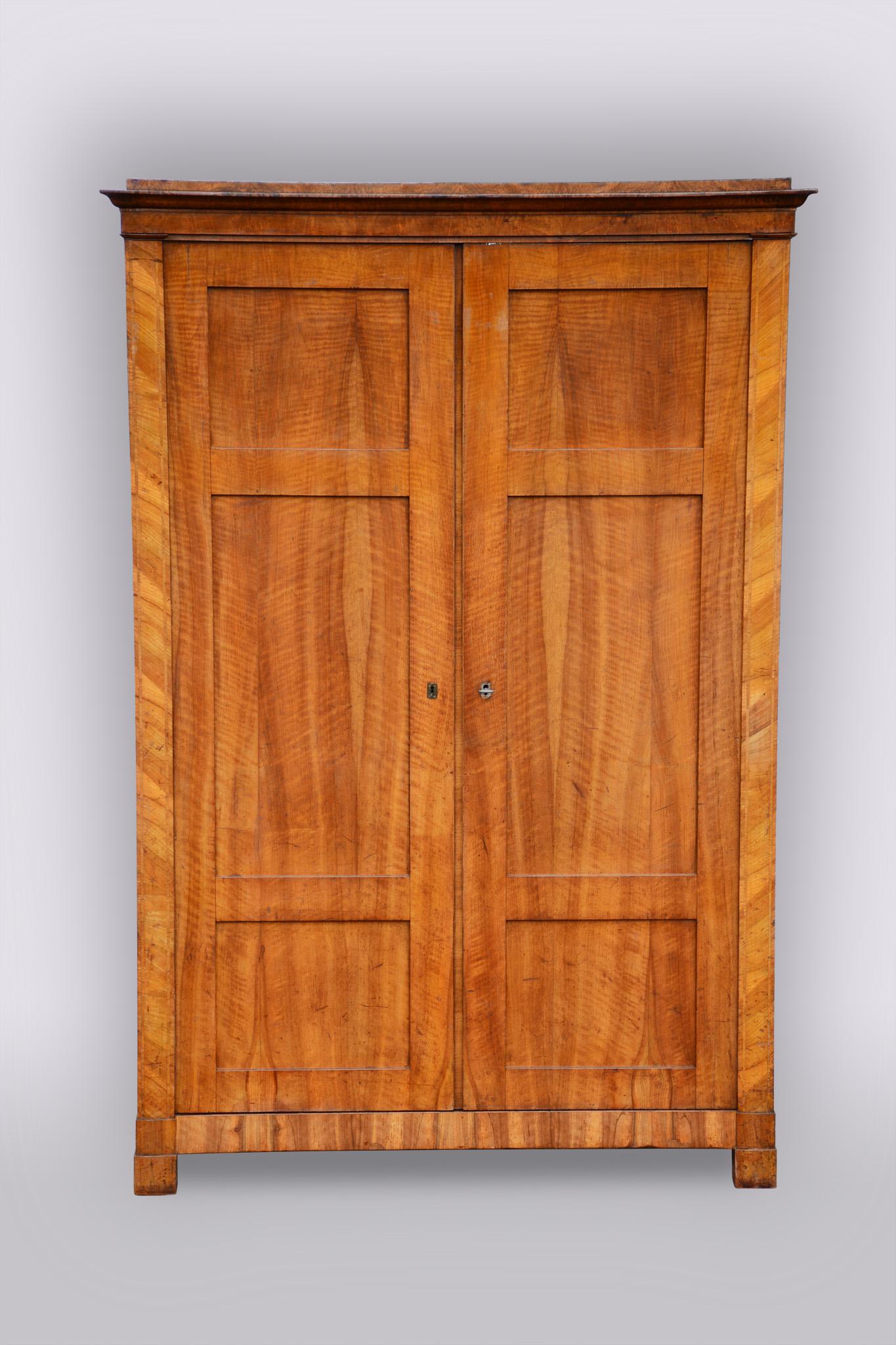 Well-preserved and completely authentic with drawer.
Source: Bohemia (Czechia)
Period: 1920-1929
Material: Walnut.





 