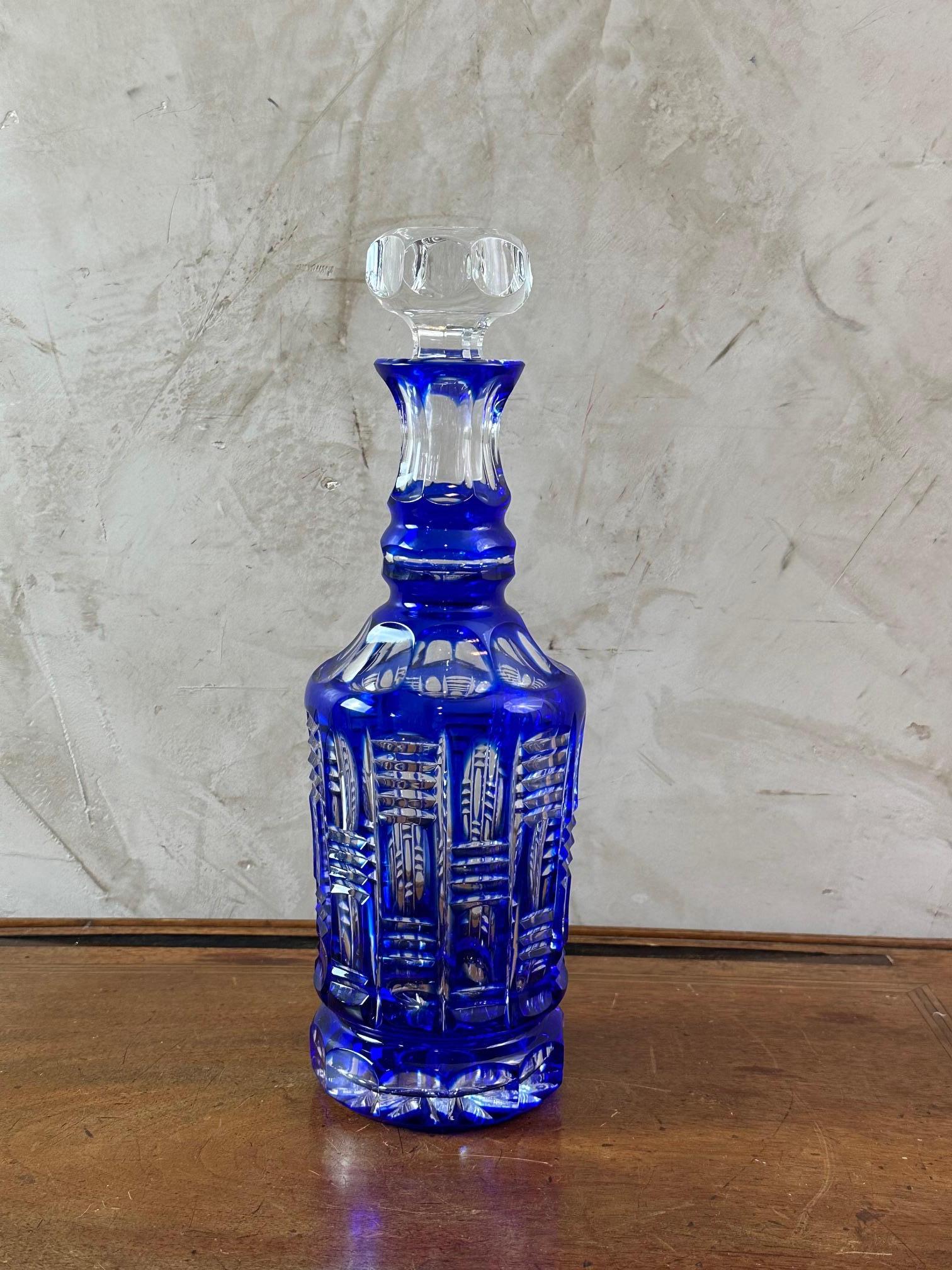 Bellissimo decanter per whisky in cristallo blu bohémien degli anni '50.
Modello Violetta. Prodotto in Polonia.
Condizioni perfette. Superba lavorazione del cristallo tagliato a mano.
Per gli amanti dei pezzi di qualità. Sono disponibili altri due