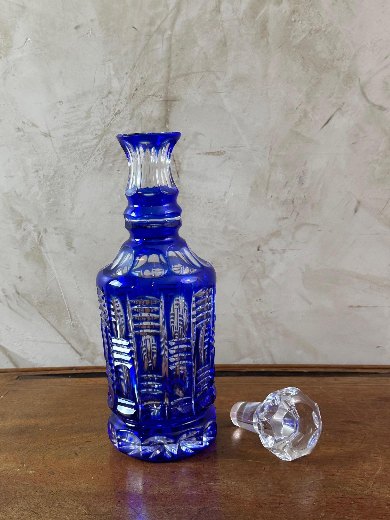 Intagliato a mano Decanter per whisky in cristallo blu di Boemia del XX secolo, anni '50 in vendita
