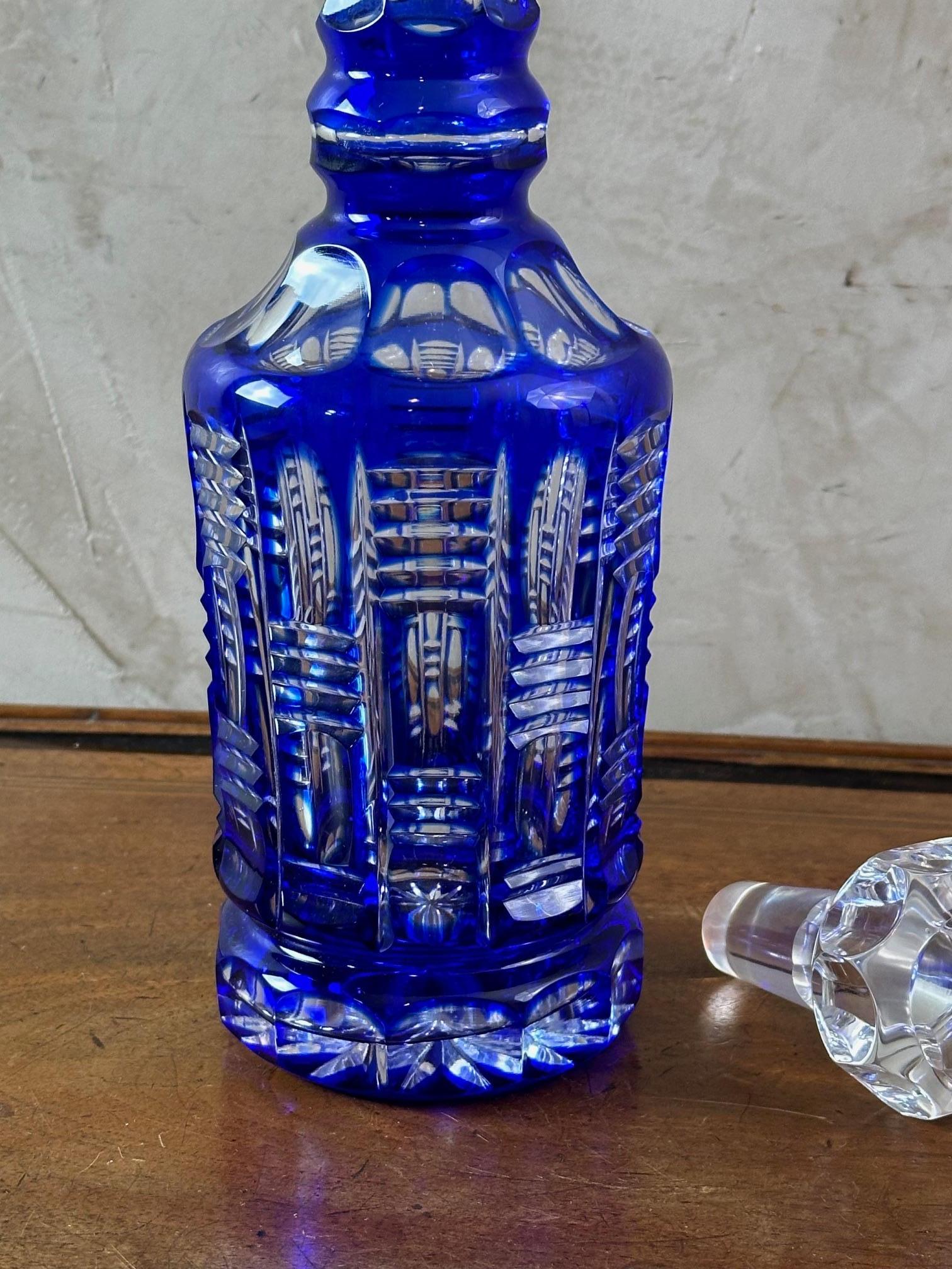 Decanter per whisky in cristallo blu di Boemia del XX secolo, anni '50 In condizioni buone in vendita a LEGNY, FR