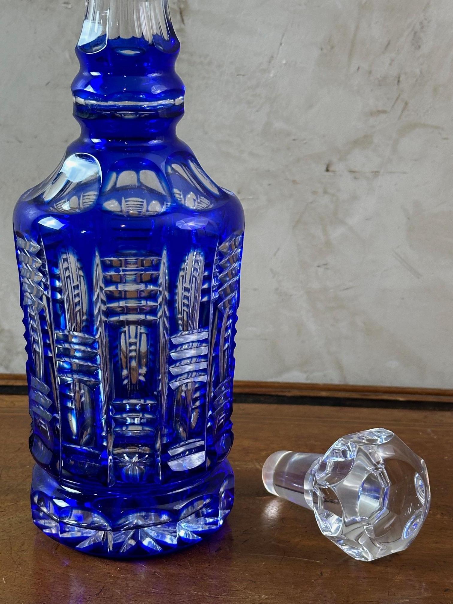 Metà XX secolo Decanter per whisky in cristallo blu di Boemia del XX secolo, anni '50 in vendita