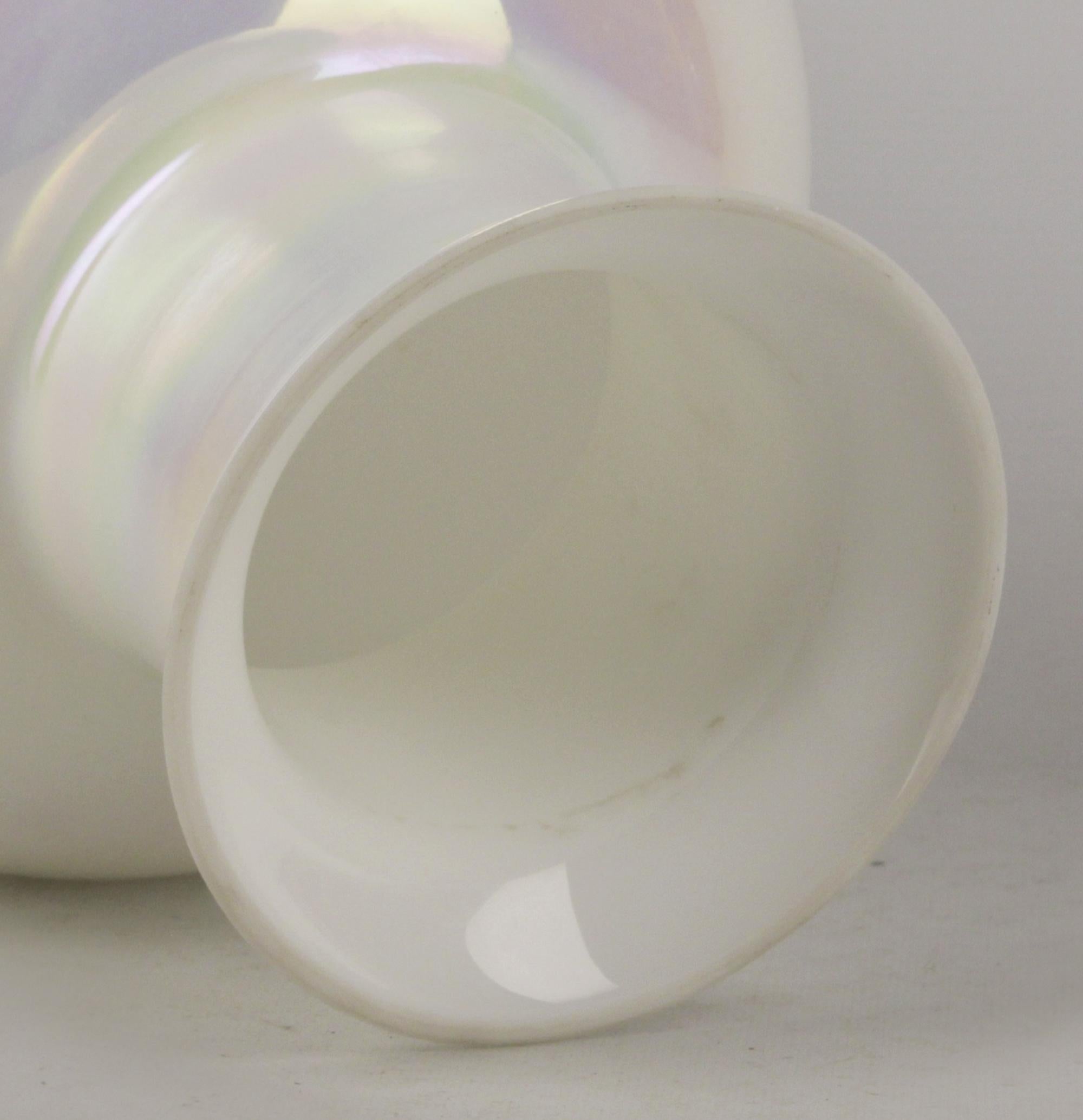 Verre Vase bulbeux en verre opalin irisé italien de style bohème/bohème du 20ème siècle en vente