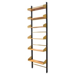Bibliothèque avec étagères réglables en bois et structure en métal, datant du 20e siècle