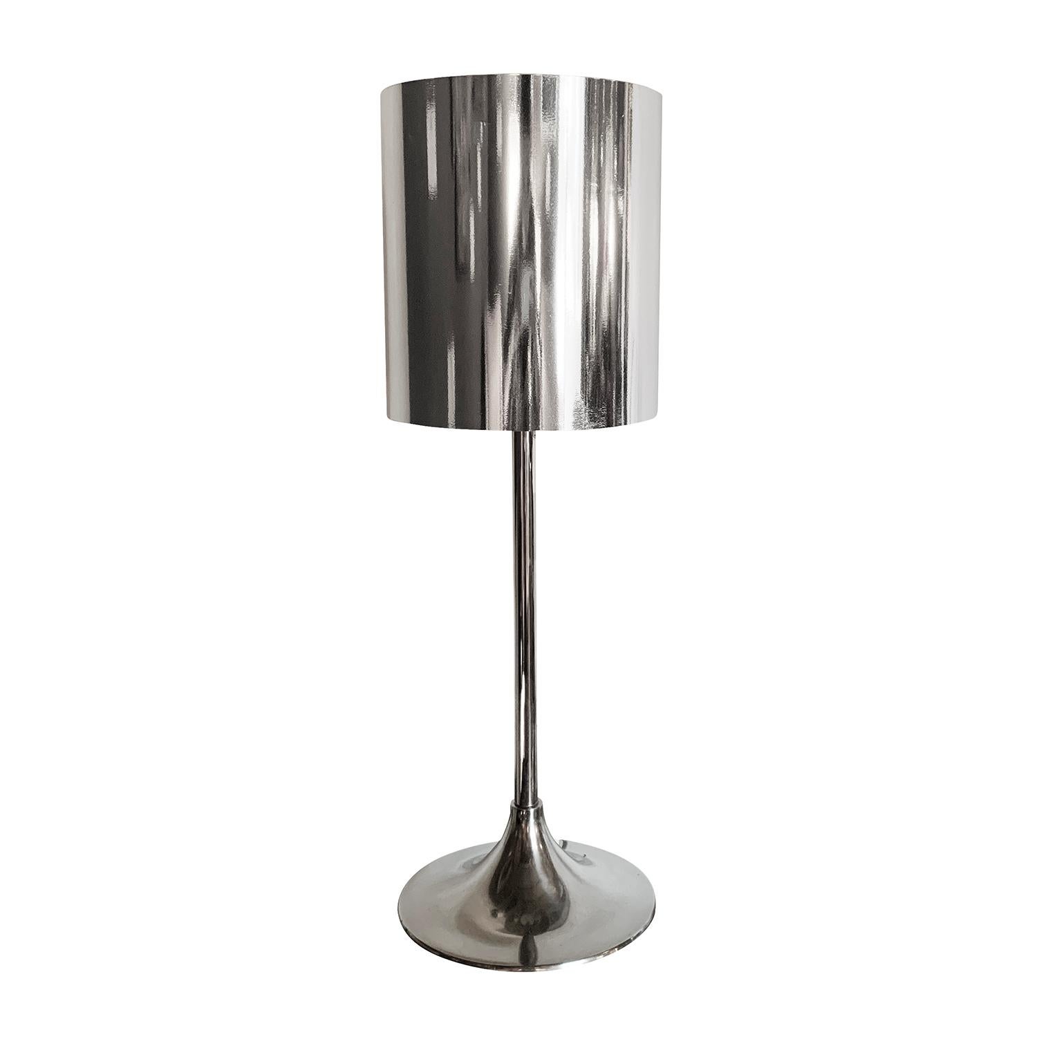 A silver, vintage Mid-Century Modern Swedish table lamp made of chromium, featuring a one light socket, in good condition. The Scandinavian desk light was designed by Hans Agne Jakobsson. Model, Lot Nr. BN19. The wires have been renewed. Minor