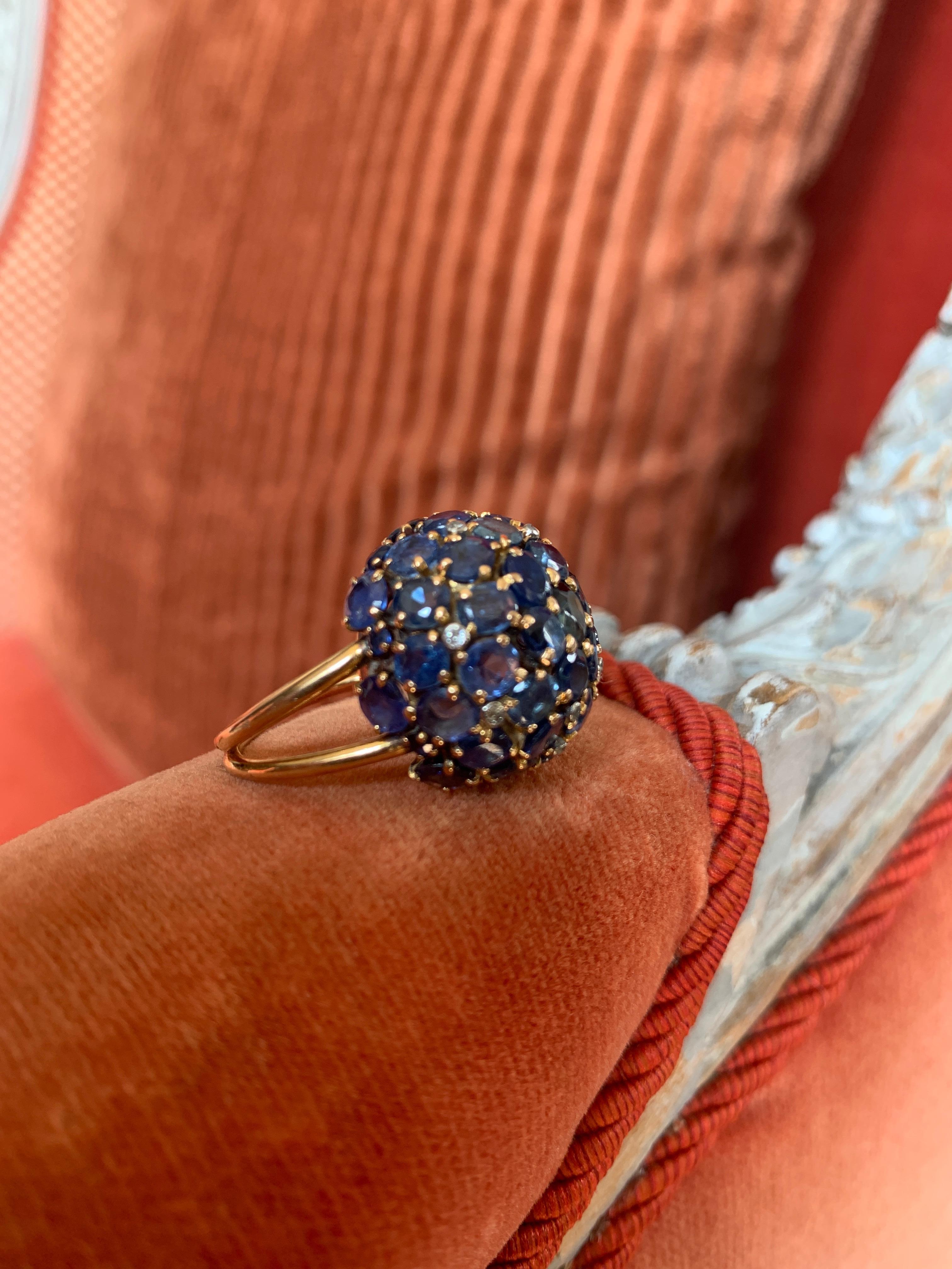 Yellow gold “Boule” ring, perfect sphere adorned with faceted round sapphires and small brilliants. 
Ring size: 58. P. Brut: 13.5g
France, circa 1920.