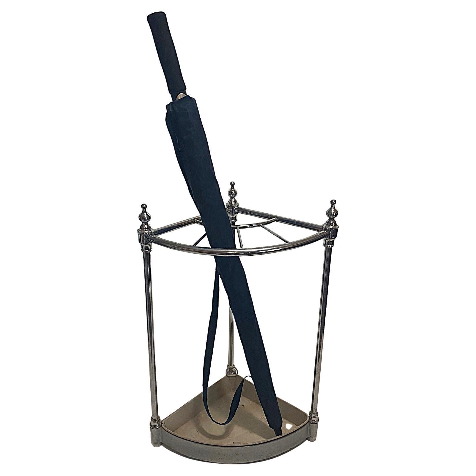 20. Jahrhundert Bogenförmiger Nickel-Eck-Regenschirm/ Stockständer aus England im Angebot